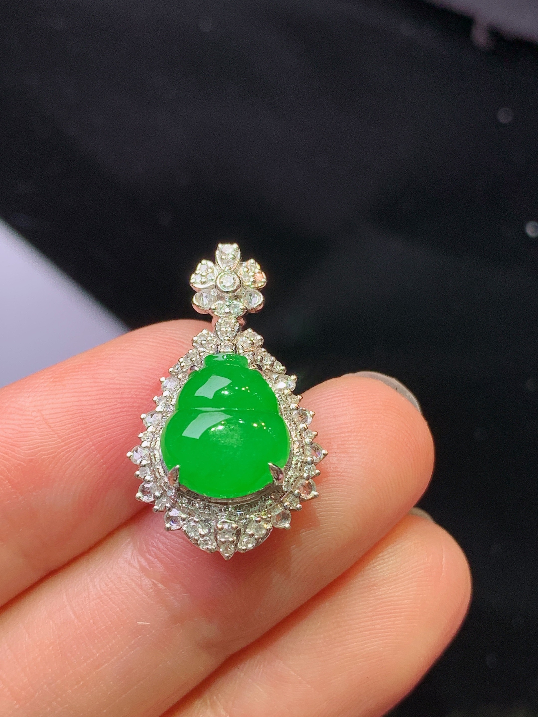 18k金钻镶嵌满绿葫芦吊坠 玉质细腻 色泽艳丽清新 水润亮眼 整体尺寸24.8*14.8*10.8c2