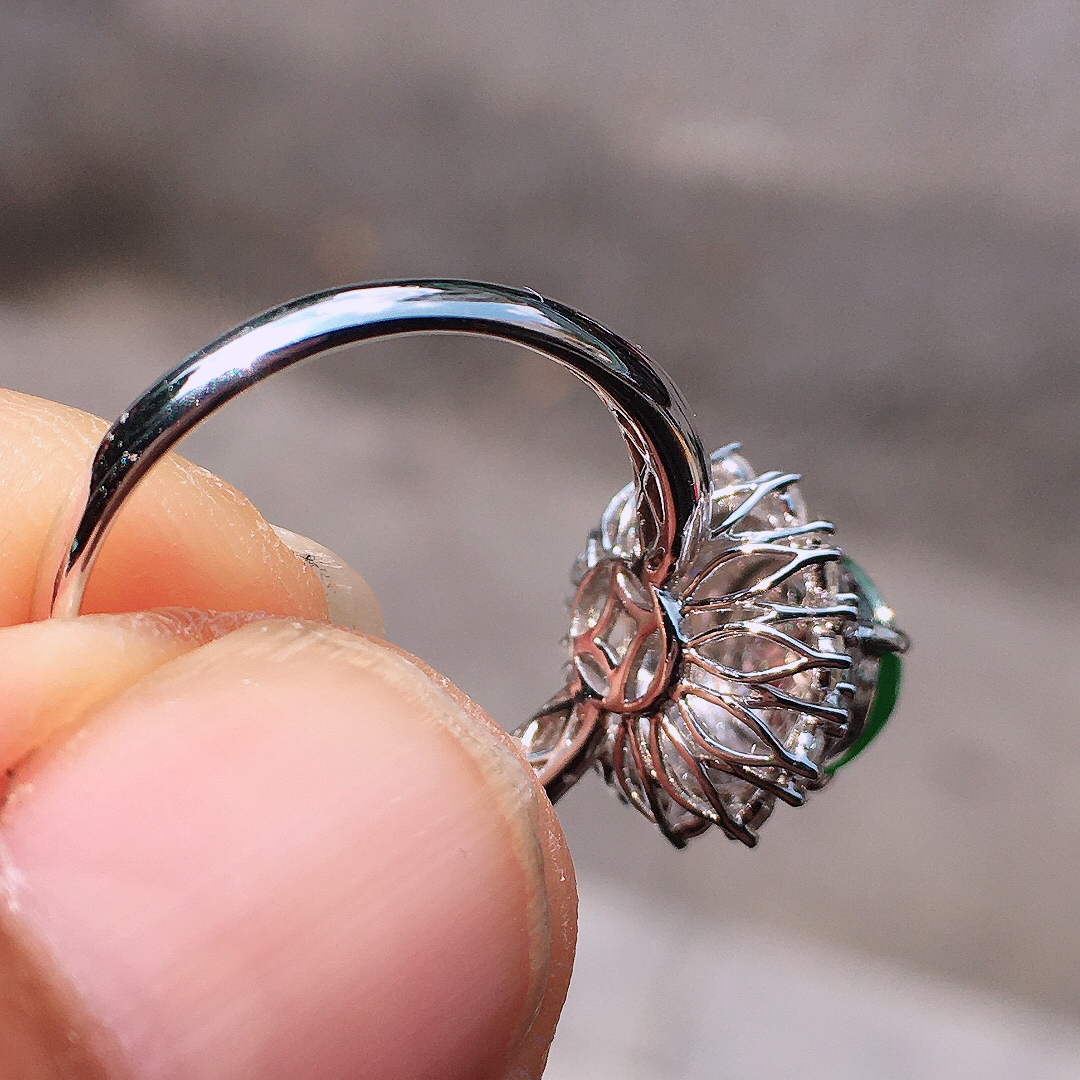 阳绿蛋面戒指，色泽均匀艳丽，玉质细腻，荧光感超
强，饱满圆润，尽显优雅气质，18k
金豪华镶嵌