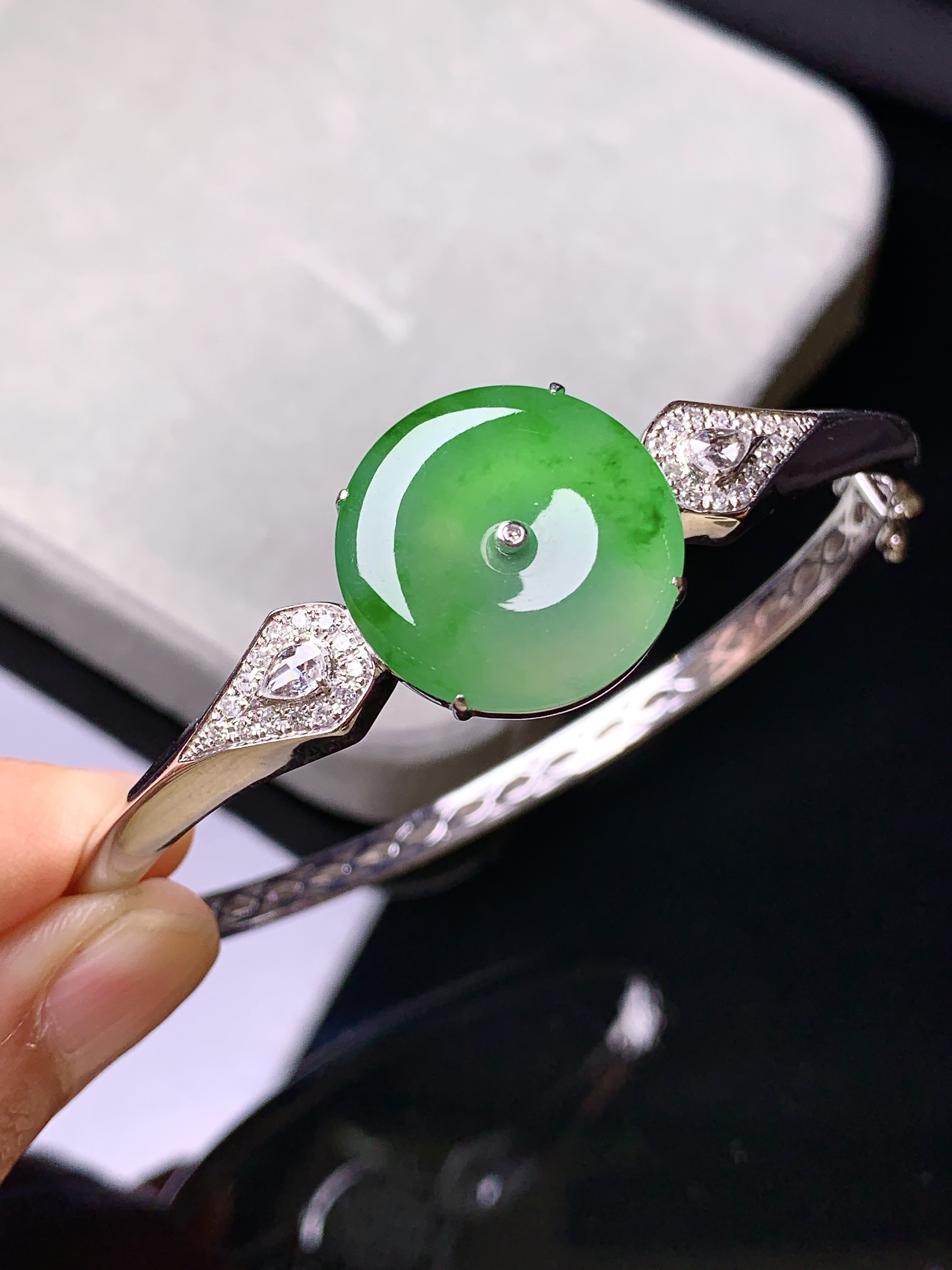 18k金钻镶嵌翠绿平安扣手镯 玉质细腻 色泽艳丽清新 水润亮眼 圈口57 整体尺寸18.3*3f2