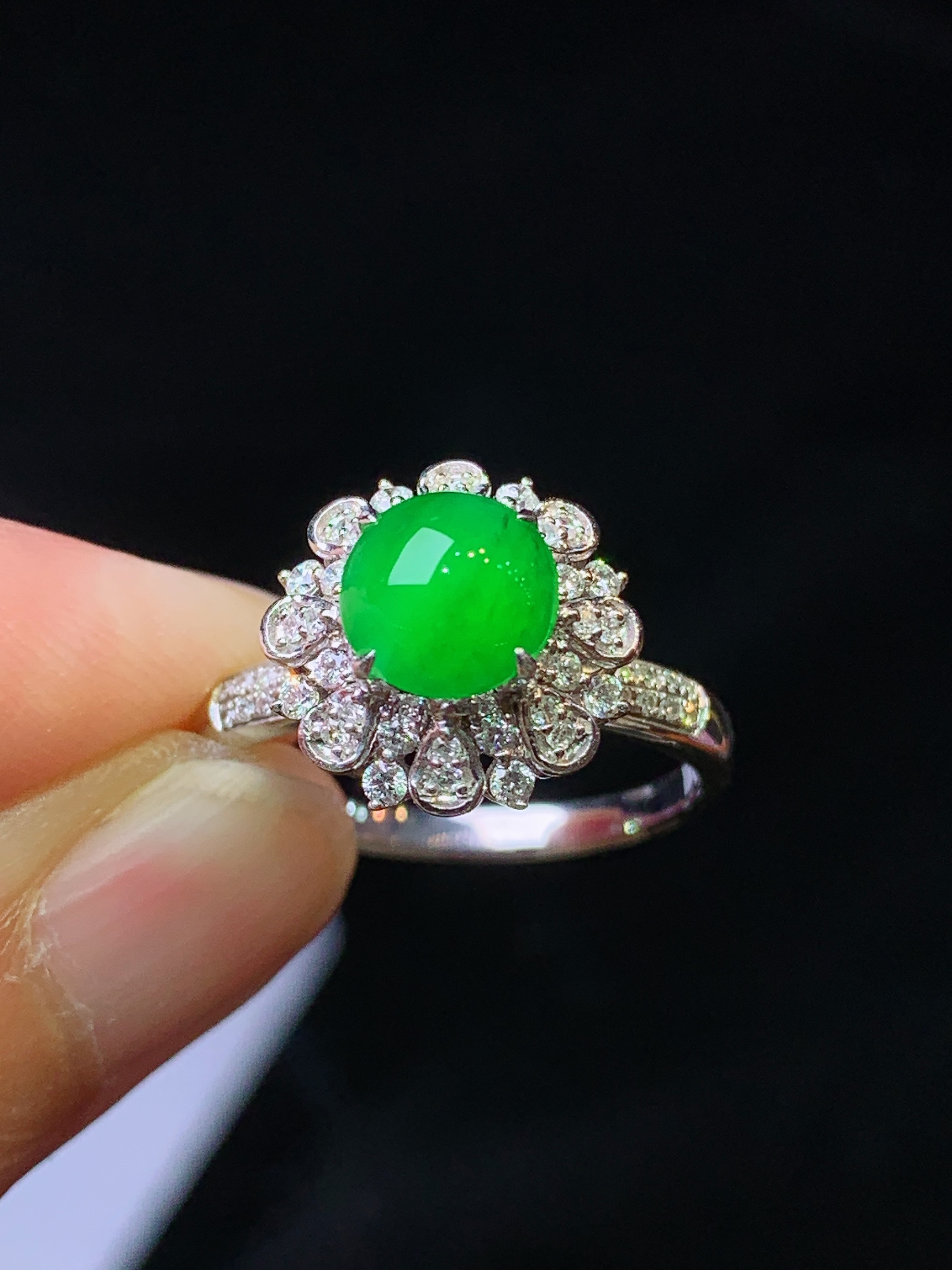 18k金钻镶嵌满绿蛋面戒指 玉质细腻 色泽艳丽清新 水润亮眼 圈口12.5 整体尺寸12.2*10f2