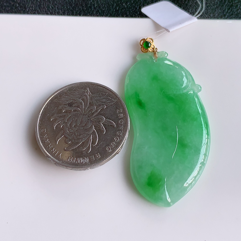18k金扣冰润飘绿福瓜翡翠吊坠，呱呱来财，福气满满的美好寓意，清新自然  沁人心脾，造型独特，清秀高雅  W49.15 尺寸：42.5-21.5-3.5mm