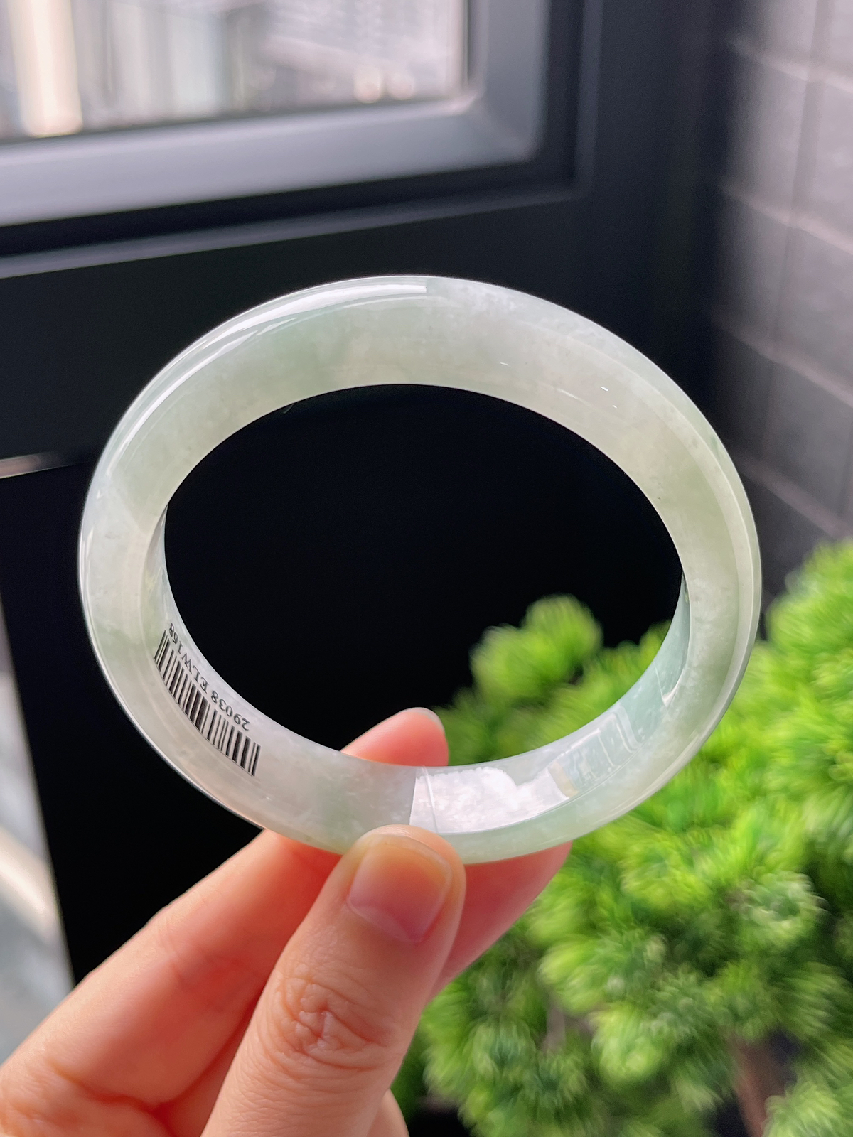 正圈57.8圈口，翡翠冰糯种飘绿手镯