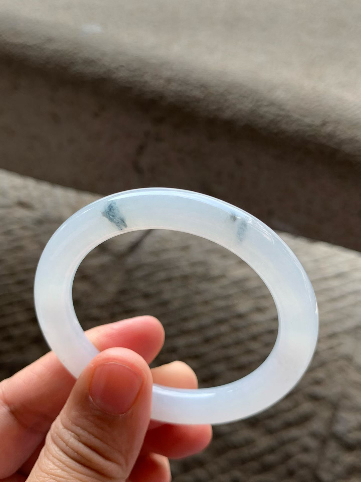 飘花圆条手镯尺寸50*9*8.8 底子洁白通透，质地细腻，胶润水足，几抹花色灵动，整体清新素雅！