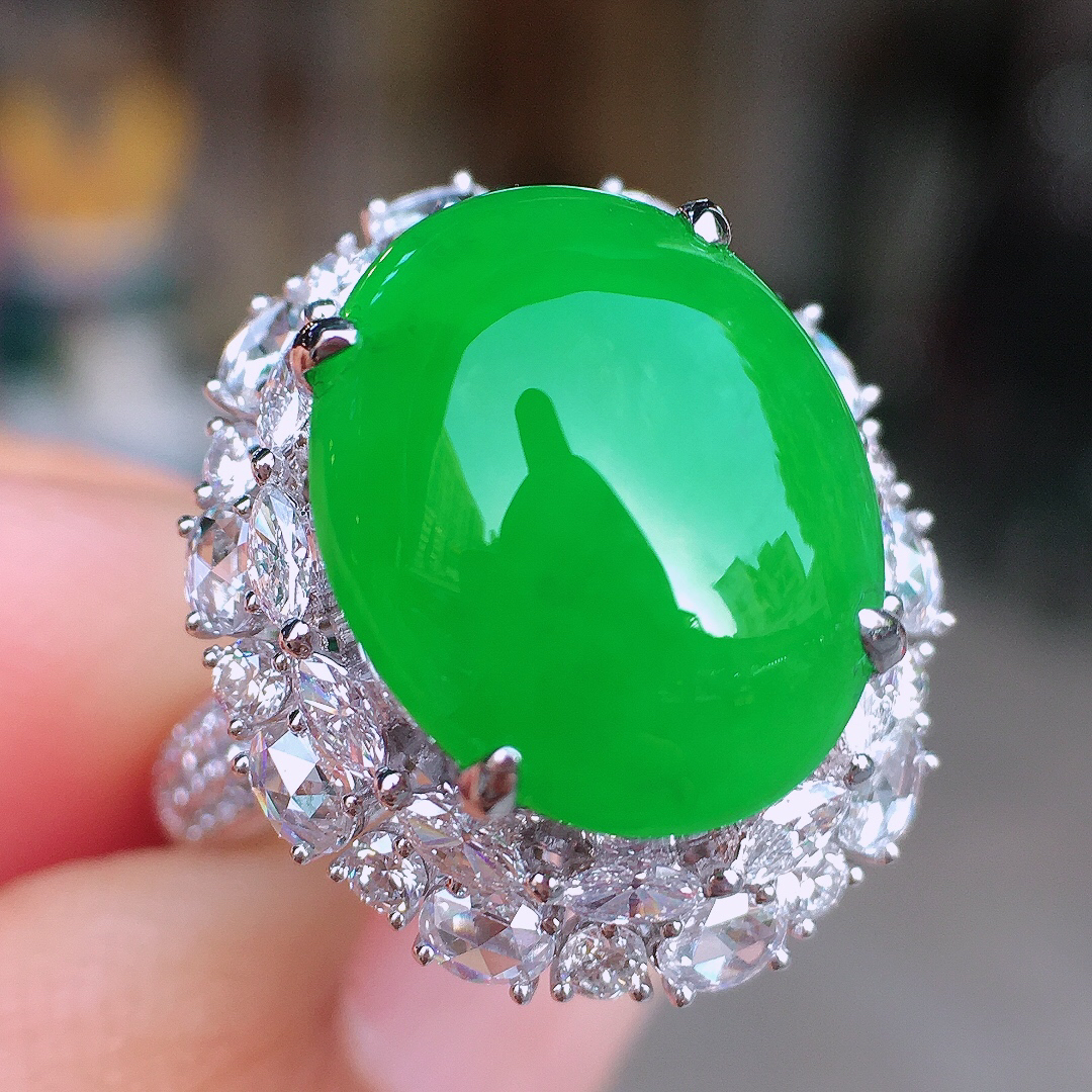 正阳绿蛋面戒指，色泽均匀艳丽，玉质细腻，荧光感超
强，饱满圆润，尽显优雅气质，18k
金豪华镶嵌