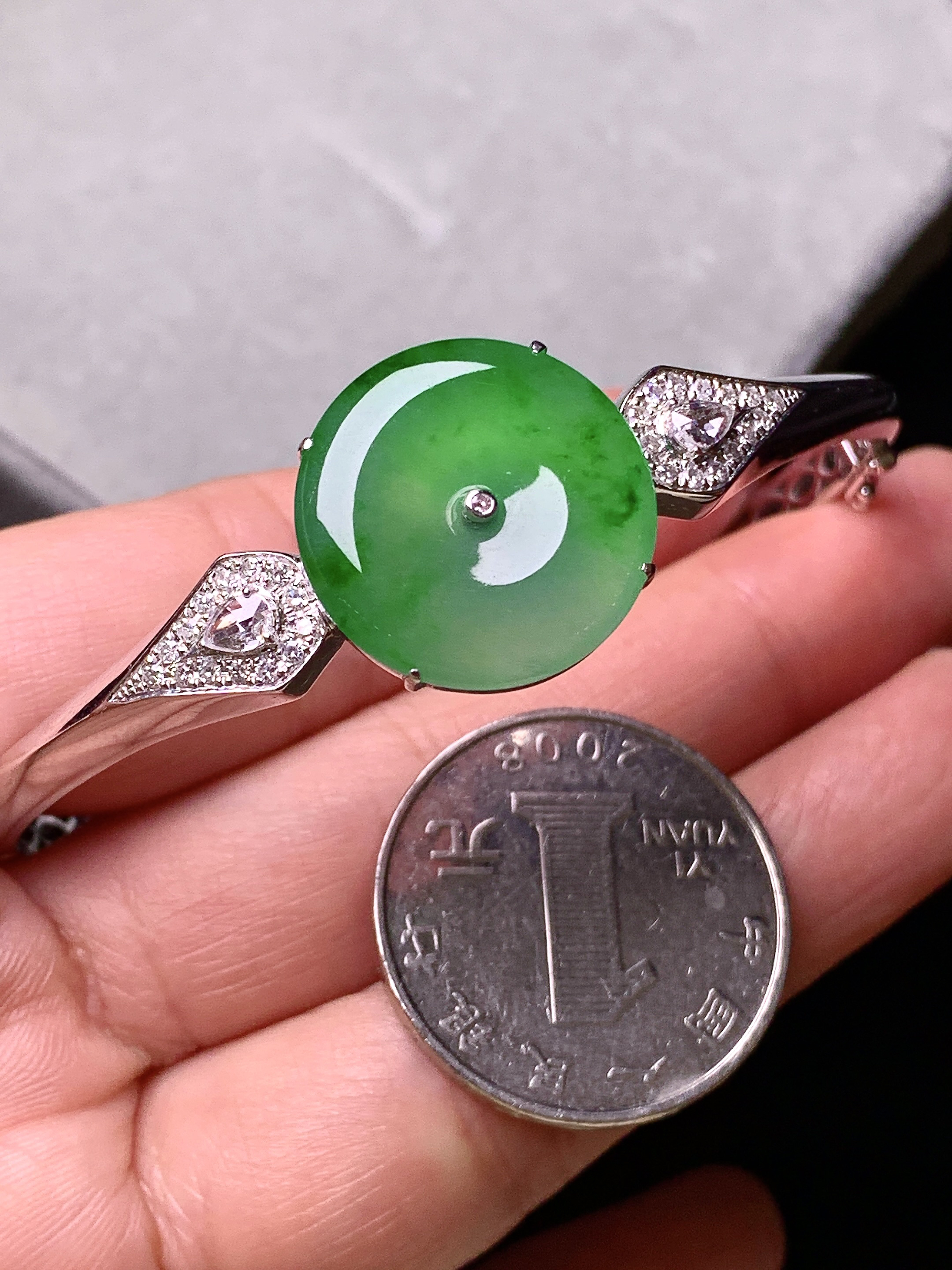 18k金钻镶嵌翠绿平安扣手镯 玉质细腻 色泽艳丽清新 水润亮眼 圈口57 整体尺寸18.3*3f2