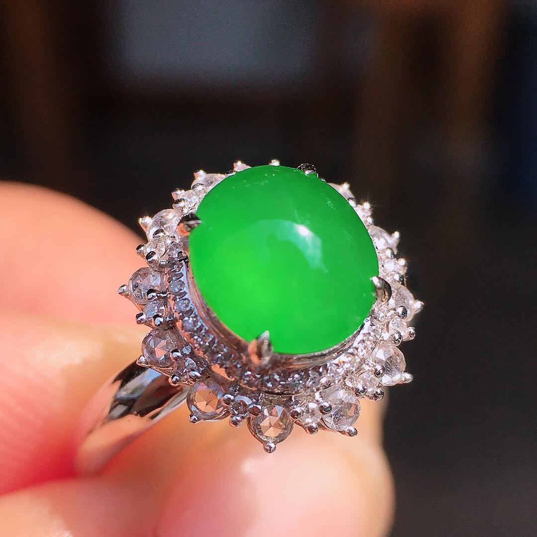 阳绿蛋面戒指，色泽均匀艳丽，玉质细腻，荧光感超
强，饱满圆润，尽显优雅气质，18k
金豪华镶嵌