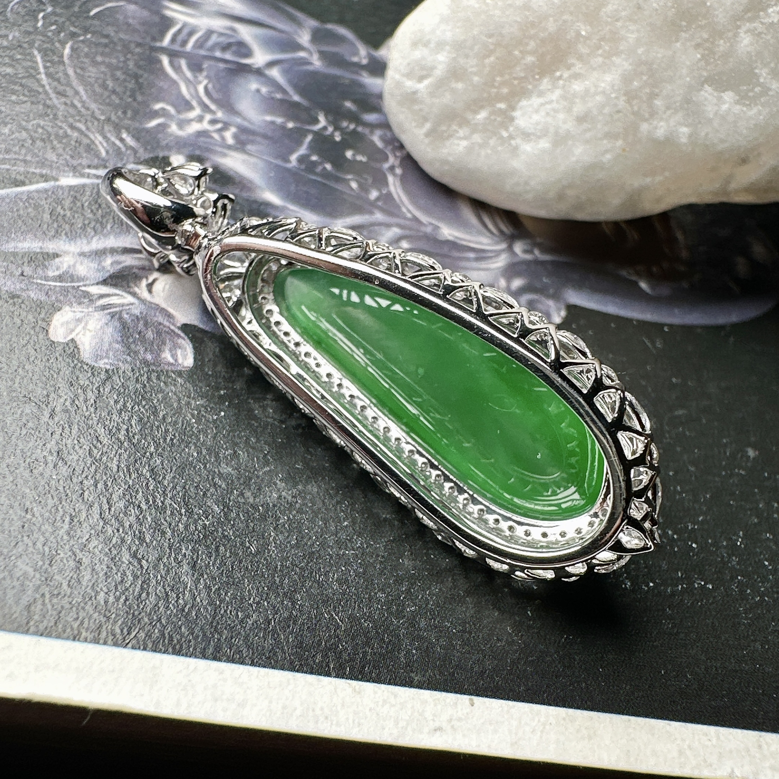 【冰种满绿福瓜吊坠】种水上乘，晶莹剔透，纯净通透，18k金钻精美镶嵌，裸石尺寸24.8*8.9*4.6毫米