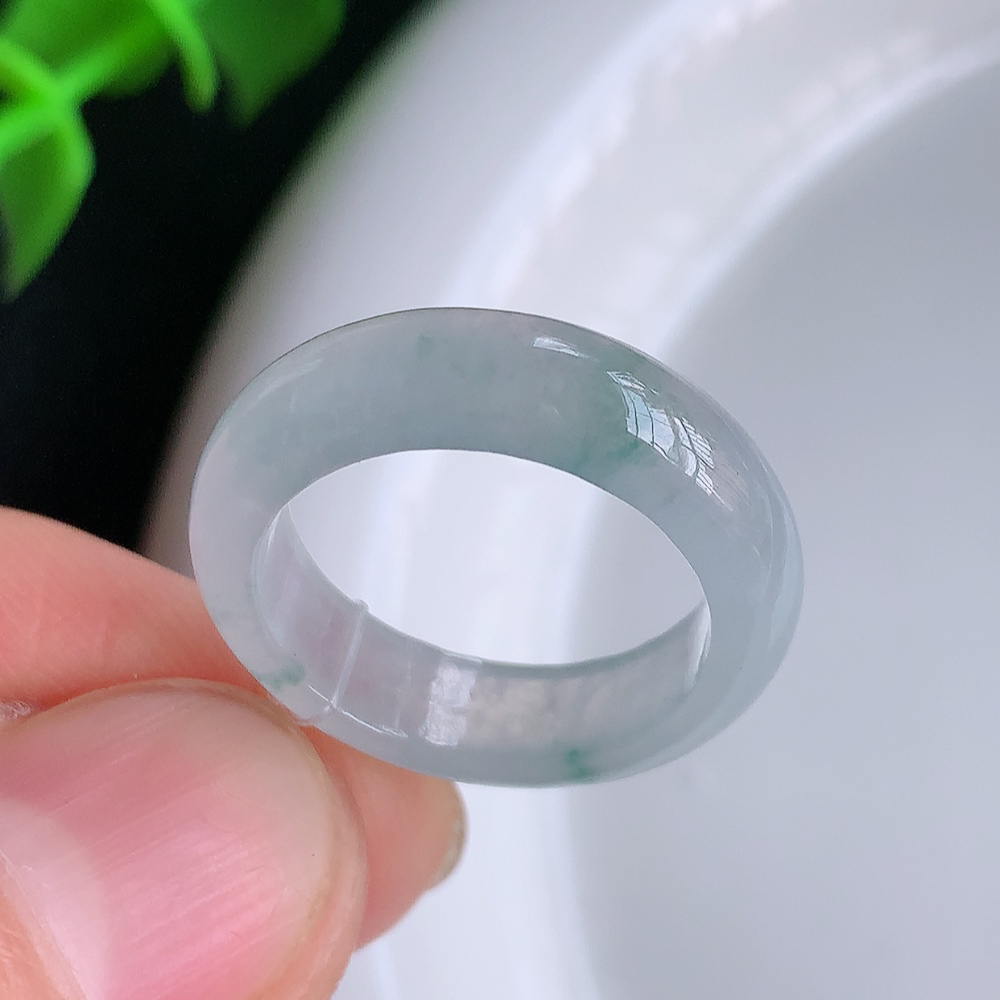 冰润飘花精美环形翡翠戒指  玉质细腻  冰清玉润  飘花灵动  颜色漂亮  W49.15  尺寸：16-5.3-3.2mm