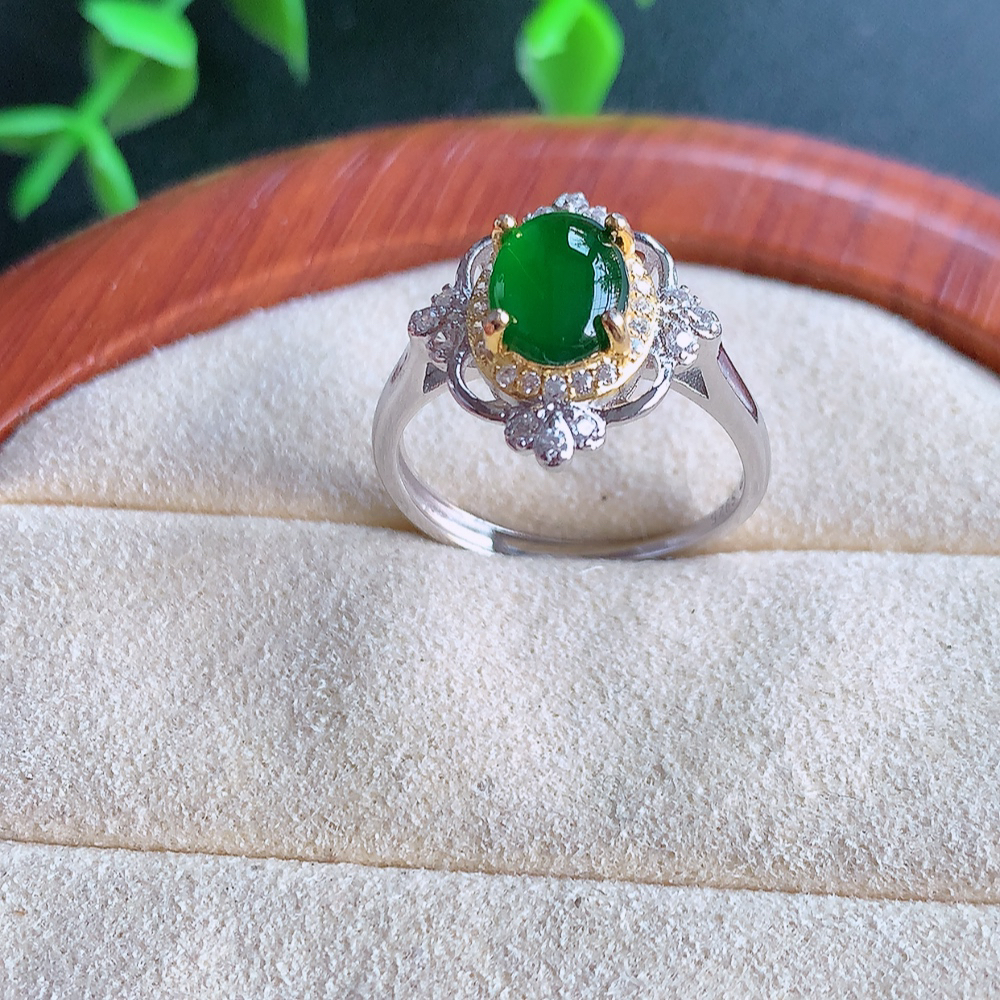 冰润满绿精美环形翡翠戒指  玉质细腻  冰清玉润  飘花灵动  颜色漂亮  W815.15   内径尺寸：17.5-13.5-7.2mm  裸石尺寸：3mm