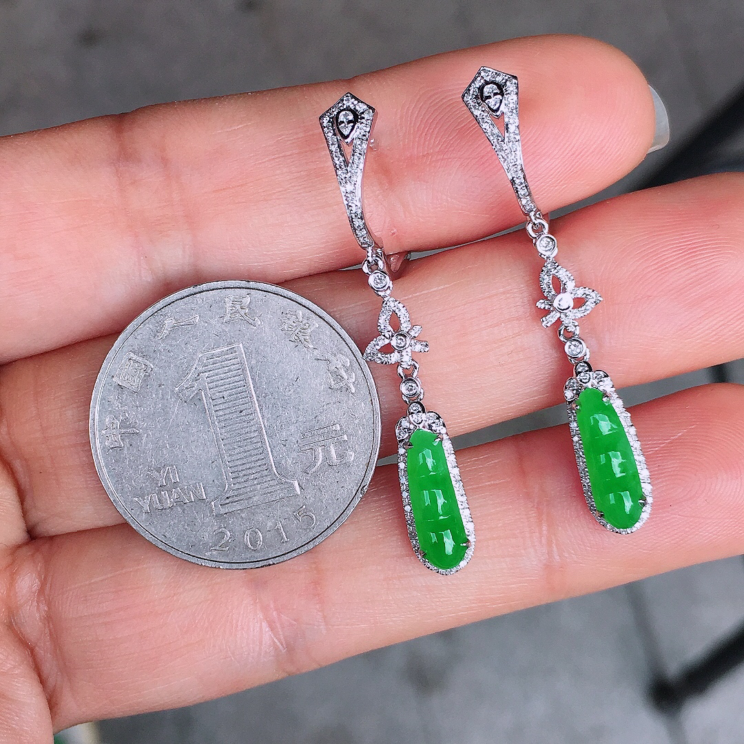 阳绿福豆耳坠，色泽均匀艳丽，玉质细腻，荧光感超
强，饱满圆润，尽显优雅气质，18k
金豪华镶嵌