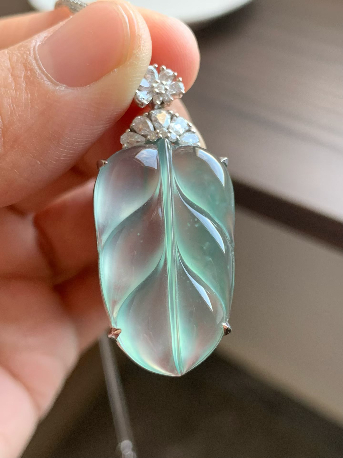 高冰强荧光晴底叶子
裸石31*19.5*6.5 整体42.5*19.5*8 
18k金钻石镶嵌