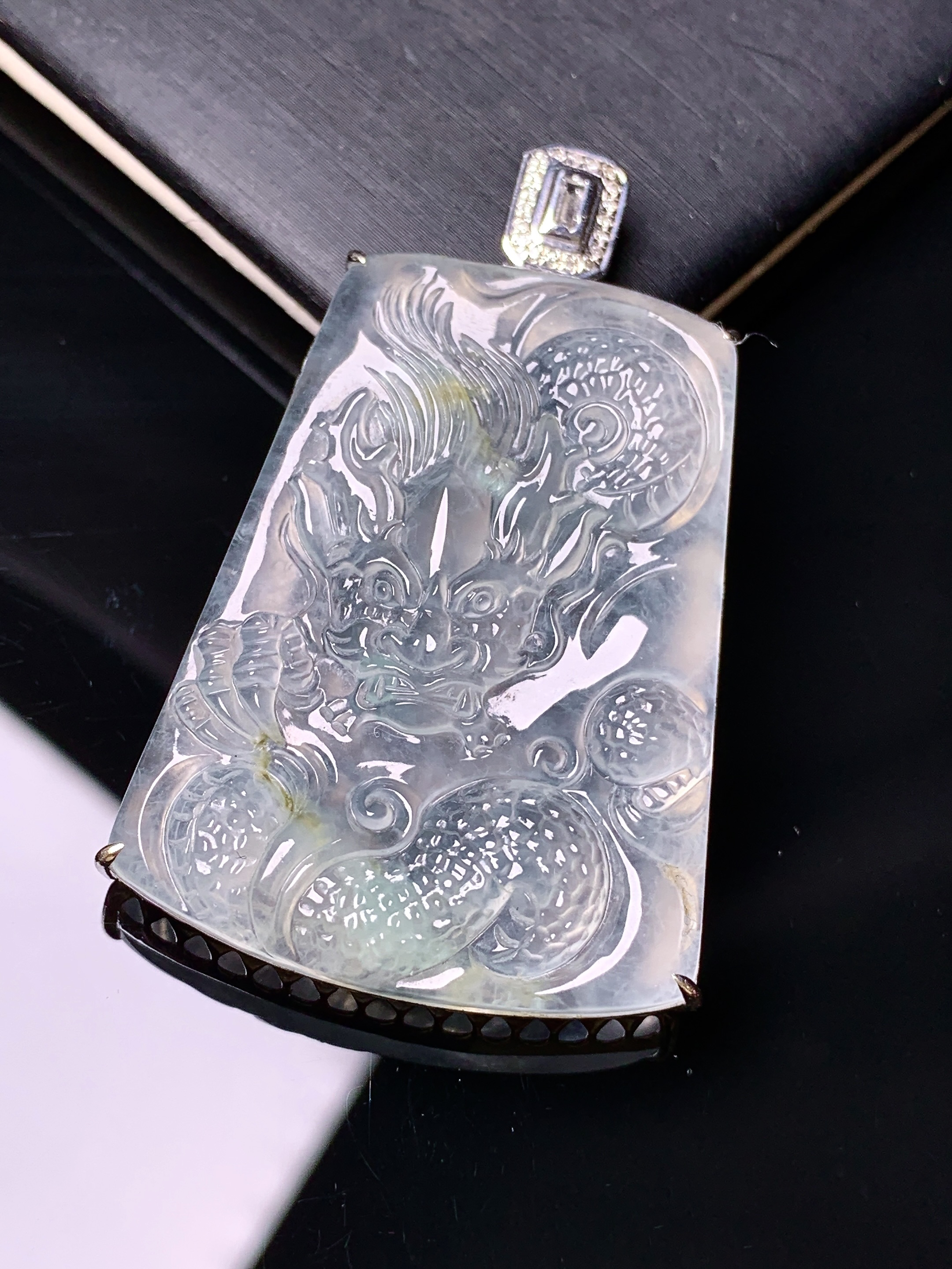 18k金钻镶嵌冰种龙牌吊坠 玉质细腻 色泽艳丽清新 水润亮眼 整体尺寸47.8*30*6.3f2