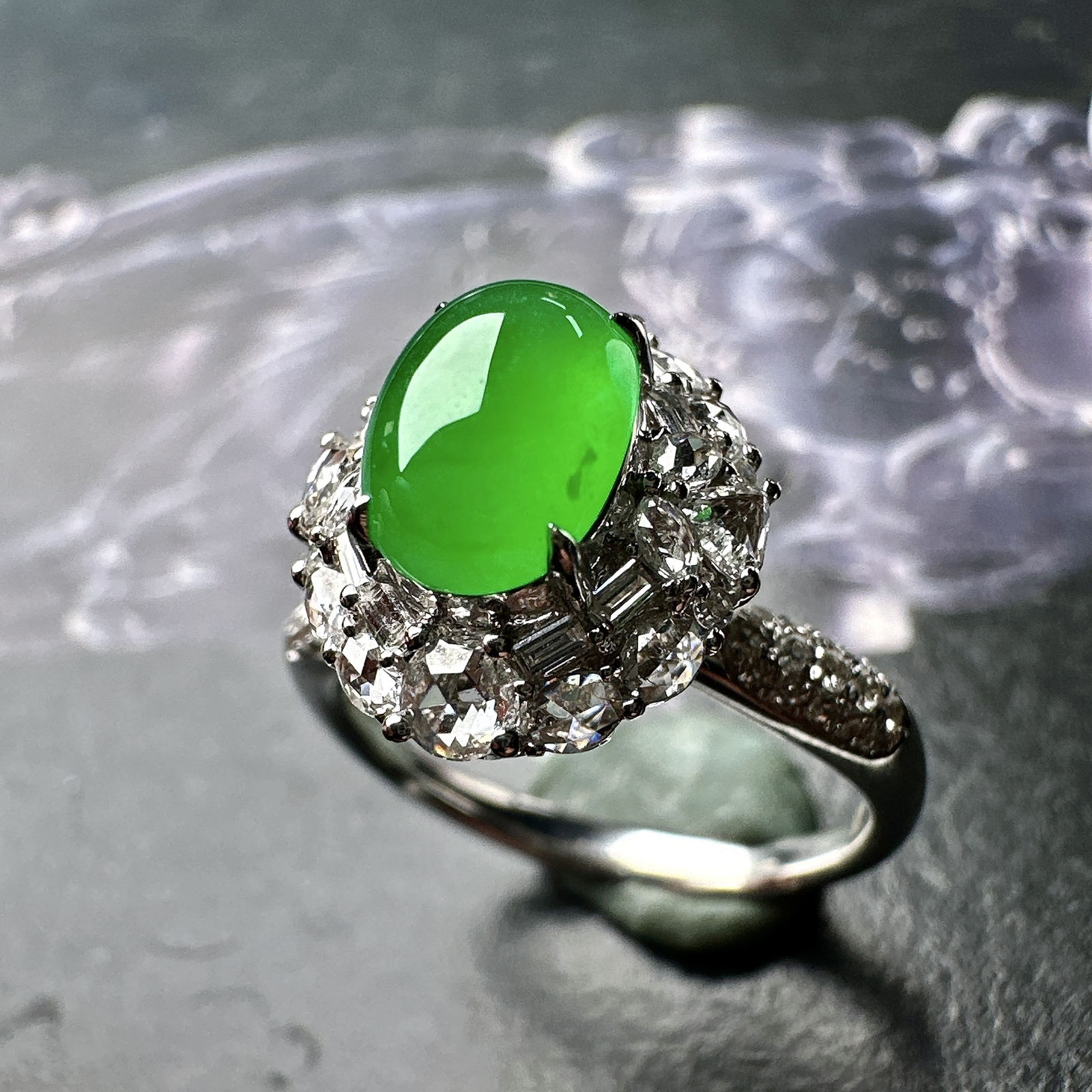 【冰种满绿蛋面戒指】质地均匀细腻，冰润起光，胶感强烈，颜色娇艳，18K金钻精美镶嵌，裸石尺寸8*5.8*3.7毫米