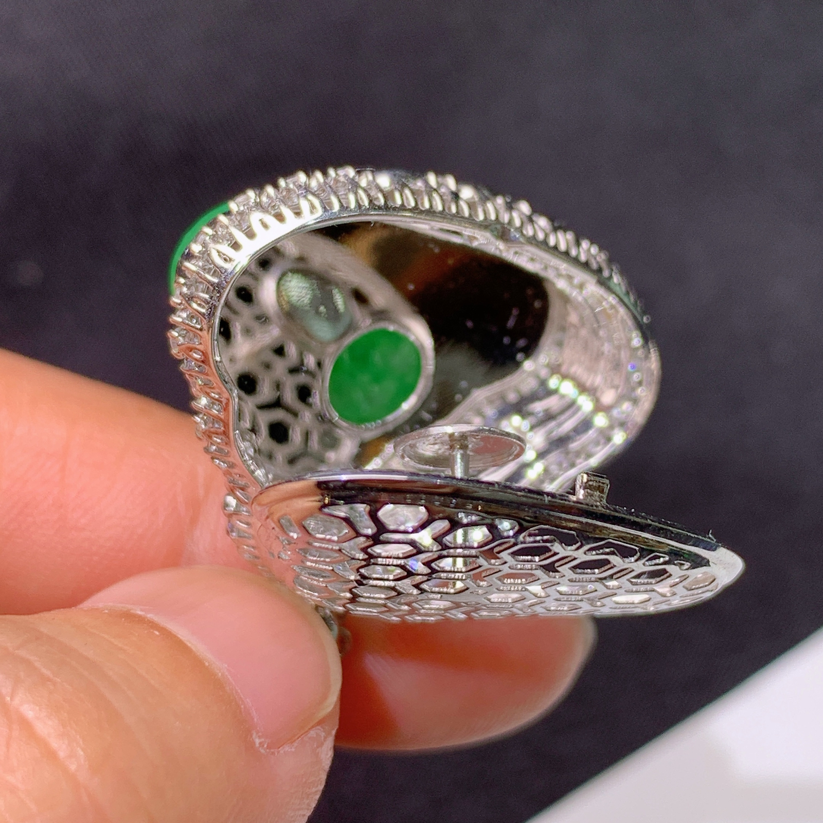 冰阳绿无事牌吊坠，18k金镶嵌，冰润色阳，种老水足，Ff 尺寸29.3*27.6*10.1