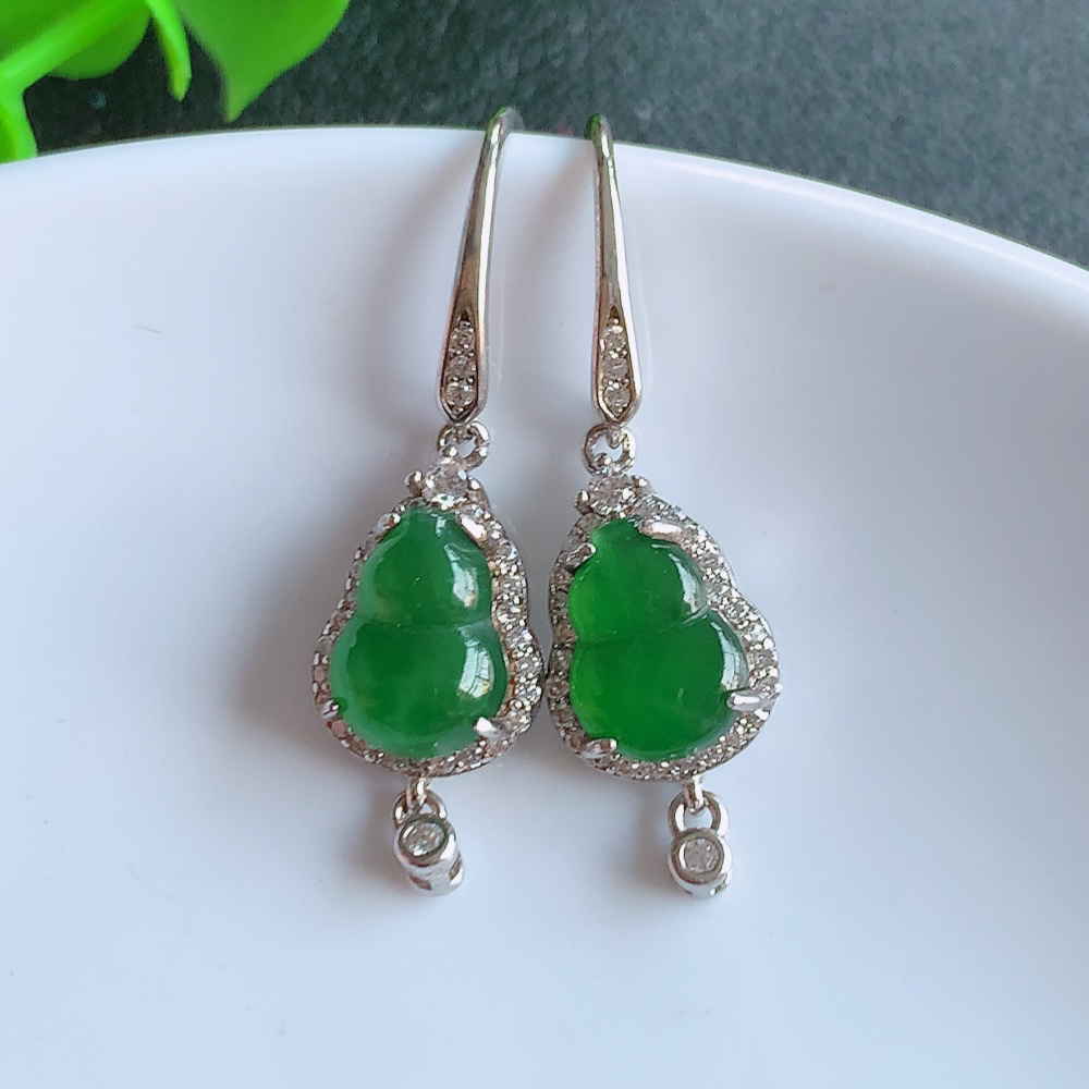 冰透满绿翡翠925银镶嵌葫芦耳钉，自然光实拍，翠色灵动，颜色漂亮，种老水足，品相佳，佩戴佳品！W48