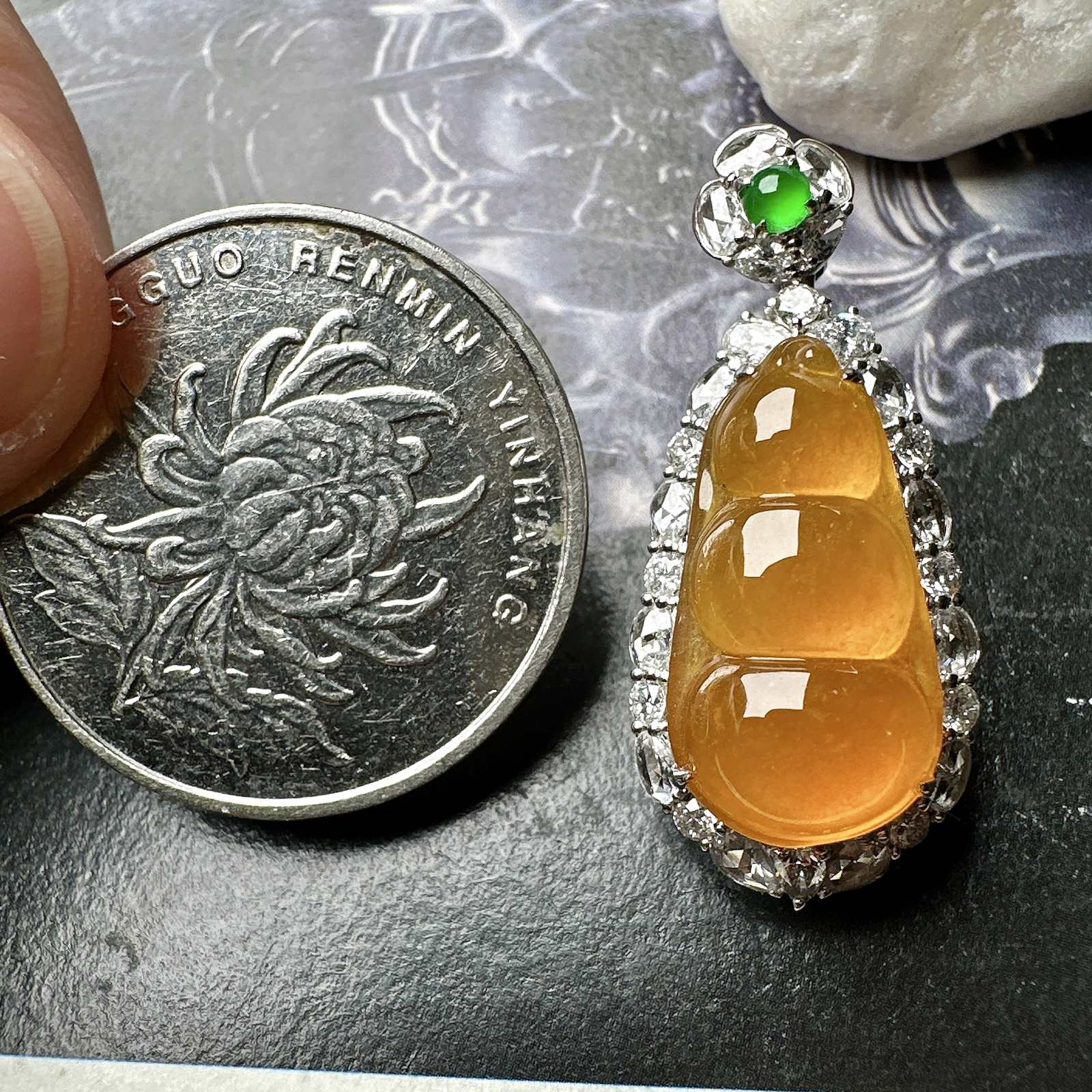 【冰种黄翡福豆吊坠】质地细腻，冰感十足，晶莹透亮，18K金钻镶嵌，裸石尺寸18.5*10*5.8毫米