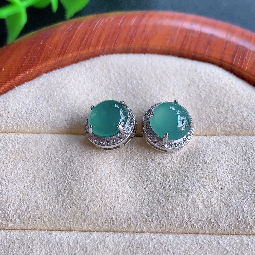 冰晴水翡翠925银镶嵌耳钉，自然光实拍，翠色灵动，颜色漂亮，种老水足，品相佳，佩戴佳品！W481.15  取一整体尺寸：9.5-6.3mm  裸石尺寸：7.3mm