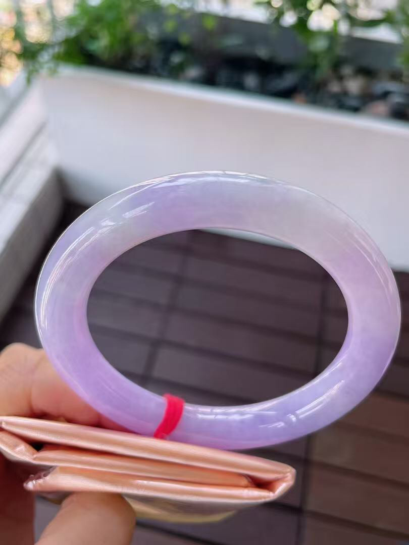 【翡翠名称】老种冰紫罗兰60.3大圈口圆条手镯
【翡翠尺寸】60.3/10.7/10.7mm适合60-62.6正圈口佩戴
【翡翠描述】宝贝种老水足，玉质细腻，色泽靓丽，性价比高，佩戴效果好！
【其它赠送】权威证书/精美挂绳盒子/支持全国复检