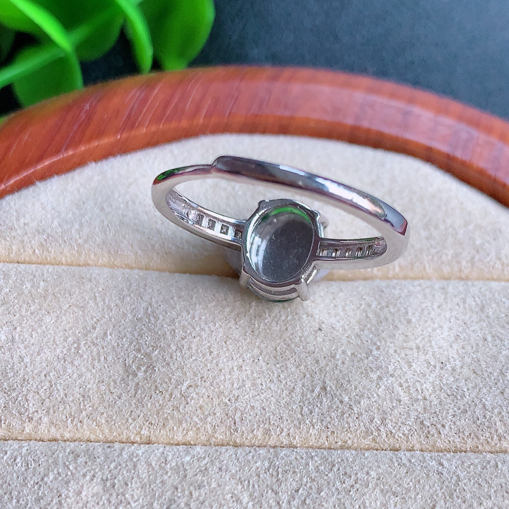 冰润满绿精美环形翡翠戒指  玉质细腻  冰清玉润  飘花灵动  颜色漂亮  W481.15   内径尺寸：18.5-10-5.2mm  裸石尺寸：10-7.5mm