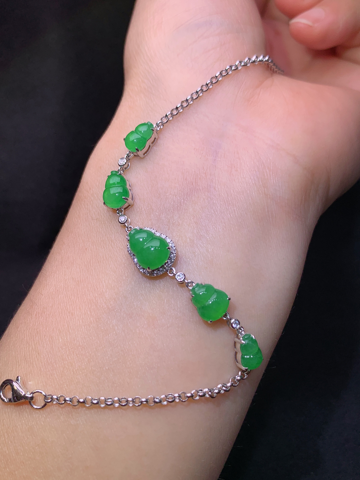 冰阳绿葫芦手链，18k金镶嵌，款式新颖，冰润色阳，种水足，h1 尺寸8.7*6.3*2.8