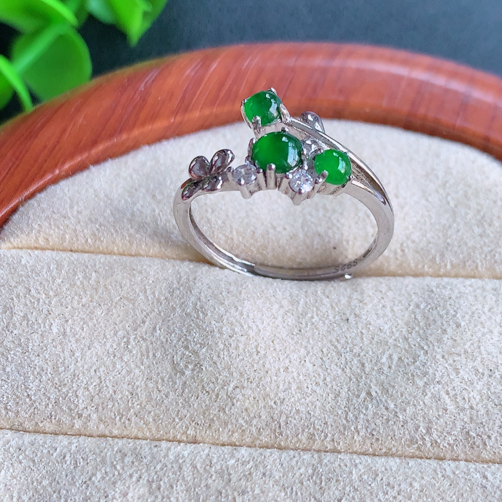 冰润满绿精美环形翡翠戒指  玉质细腻  冰清玉润  飘花灵动  颜色漂亮  W481.15   内径尺寸：17.5-10-3.8mm  裸石尺寸：3mm