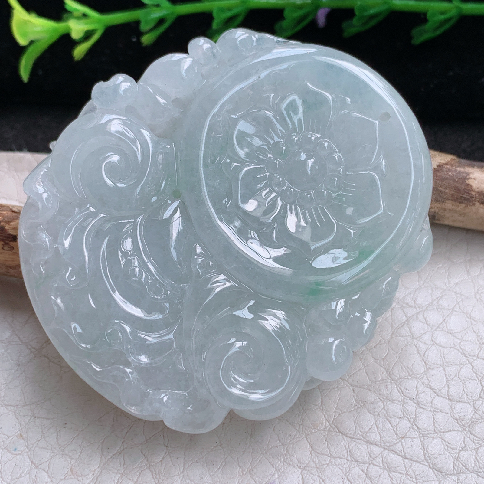 lz实拍53.5*46.8*11.8缅甸天然翡翠a货精雕冰透大势至菩萨吊坠坐莲观音