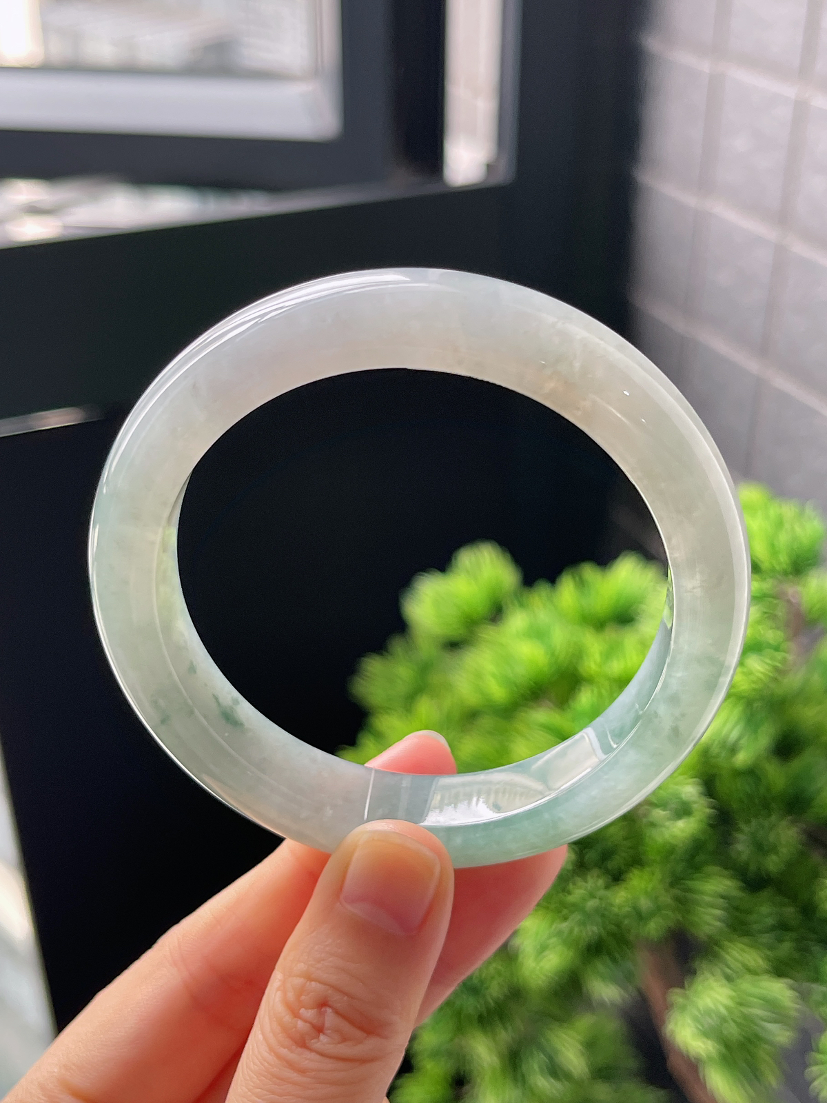 正圈57圈口，翡翠冰糯种浅绿色手镯