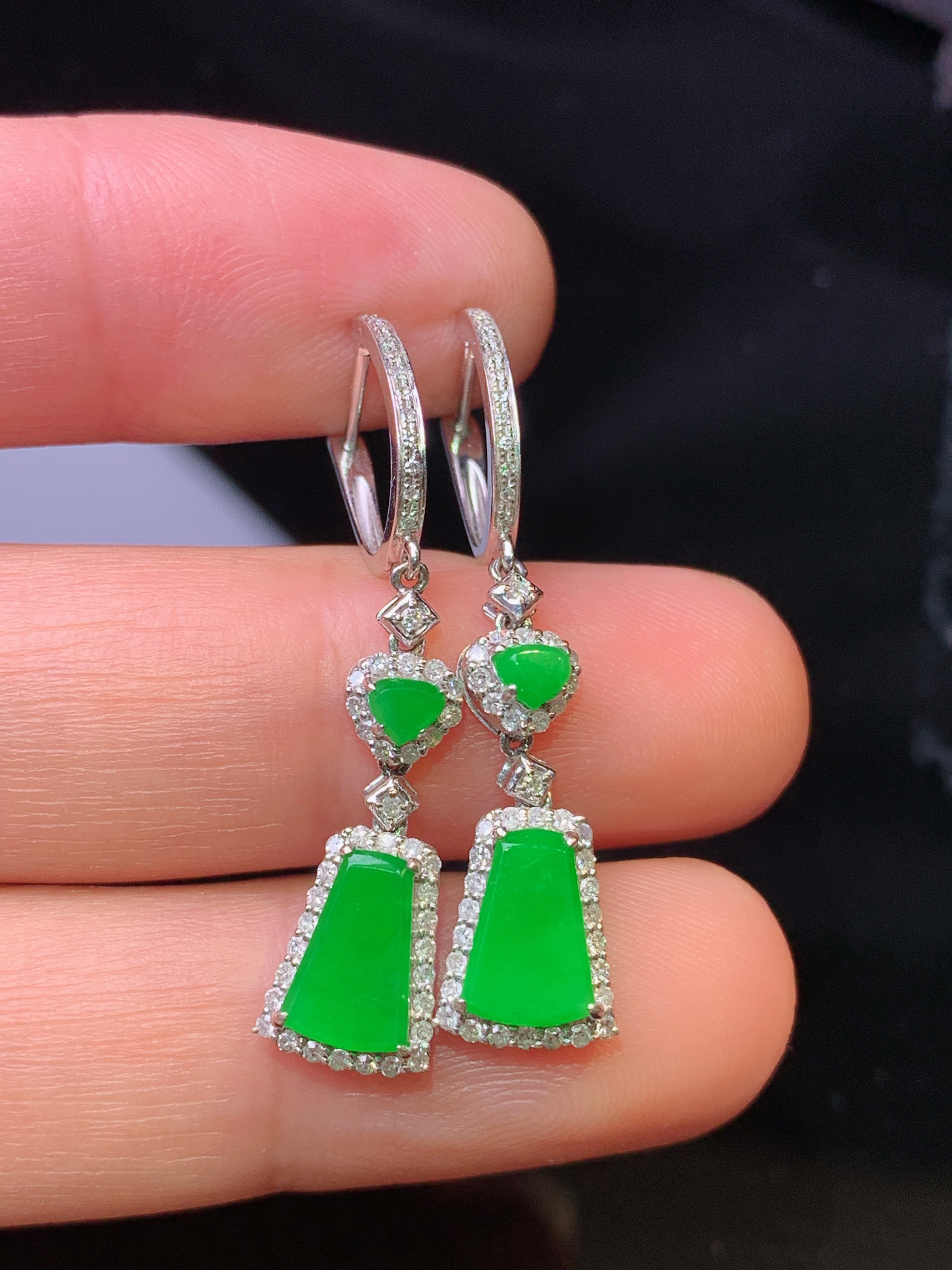 18k金钻镶嵌满绿无事牌耳 玉质细腻 色泽艳丽清新 水润亮眼 整体尺寸35.3*7.6*3.8c2