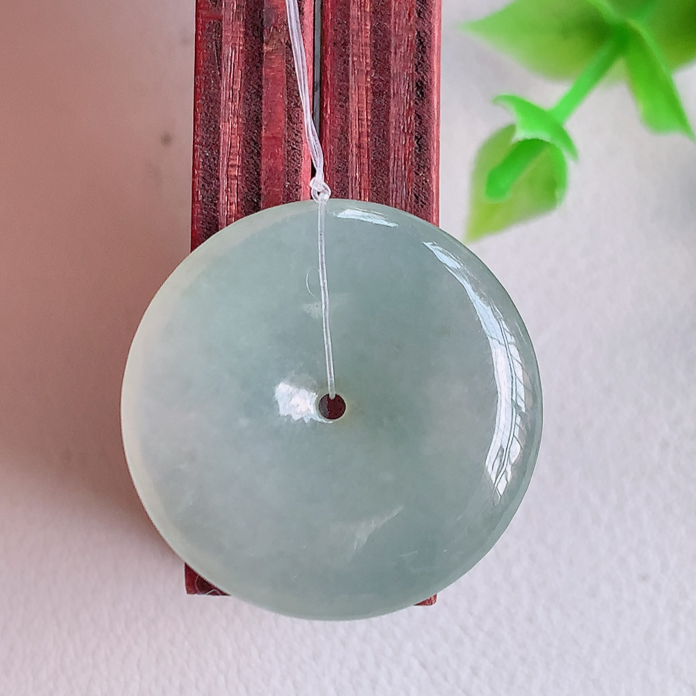 冰润平安扣吊坠，厚装饱满，冰润剔透，细腻水足，种质润泽，飘花灵动，佩戴优雅大气，W49.15   尺