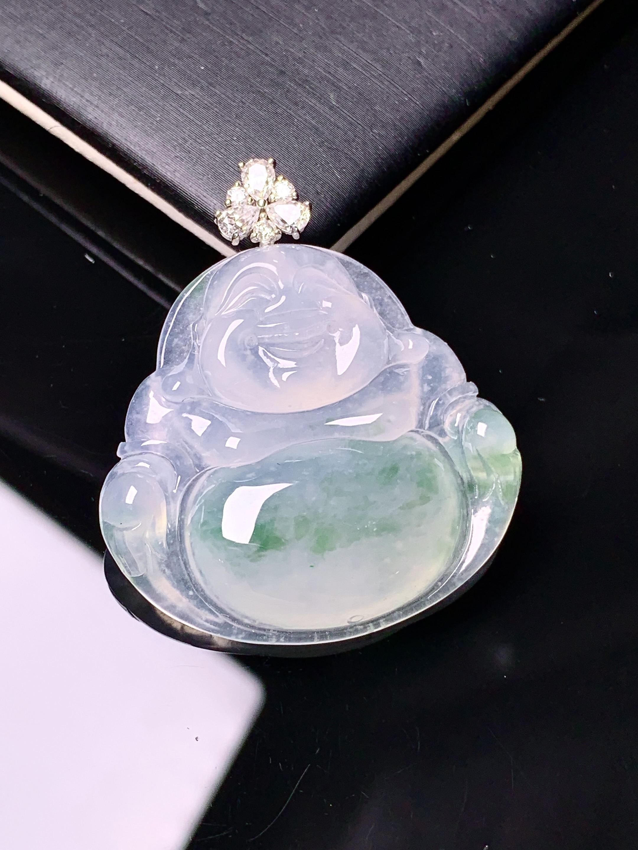 18k金钻镶嵌冰种飘绿佛公吊坠 玉质细腻 色泽艳丽清新 水润亮眼 整体尺寸36.8*32*5.5x1