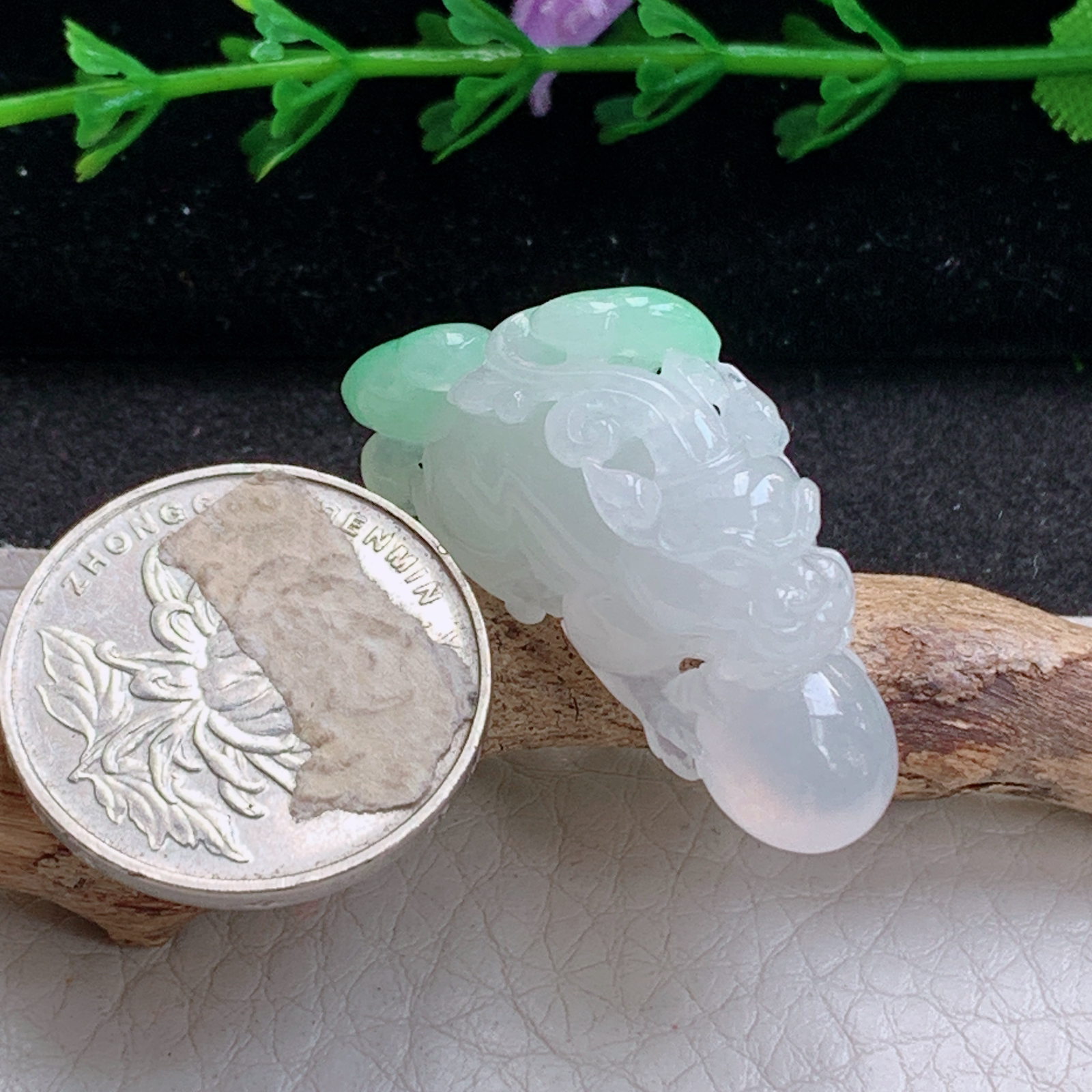 lz实拍36.2*12*18缅甸天然翡翠a货精雕冰种飘绿立体貔貅玉项坠 玉挂件