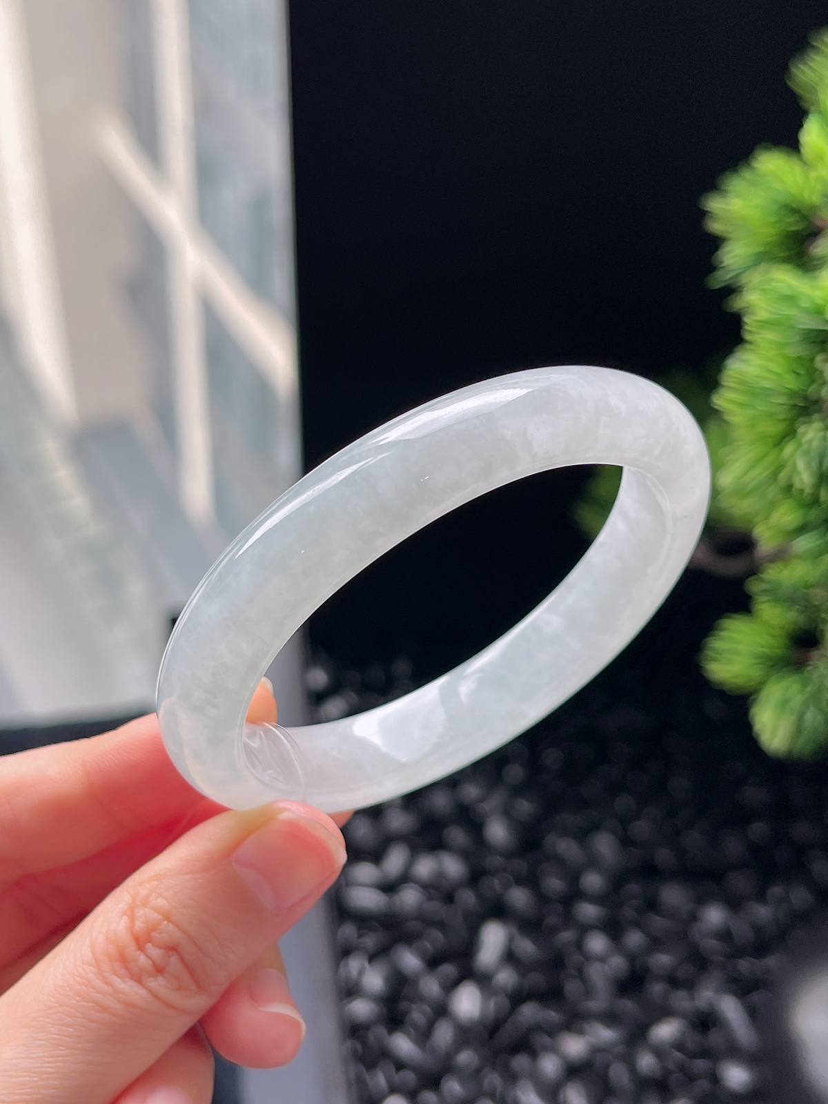 贵妃镯55圈口，翡翠冰糯种淡绿色手镯