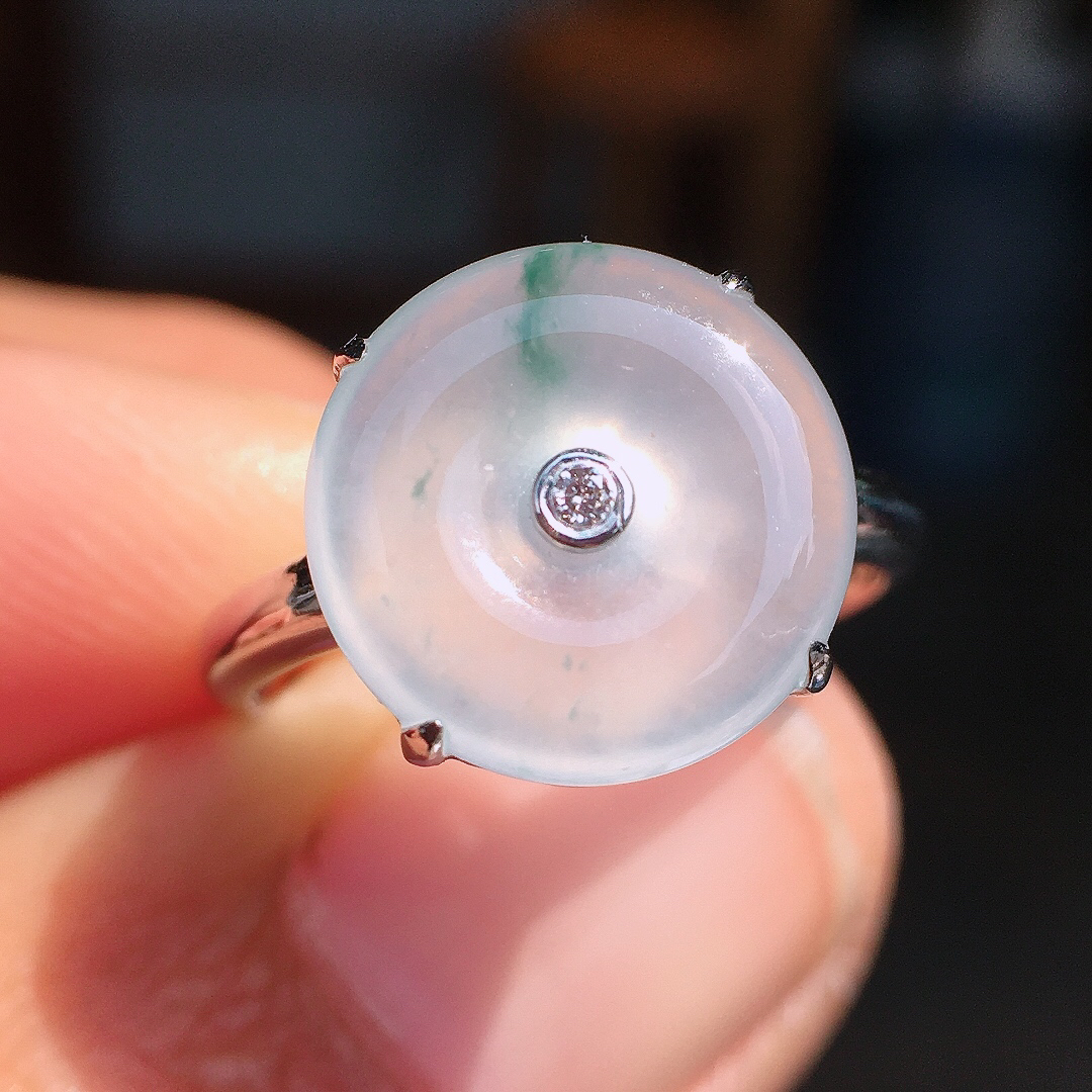 冰飘花平安扣戒指，玉质细腻，荧光感超
强，饱满圆润，尽显优雅气质，18k
金豪华镶嵌