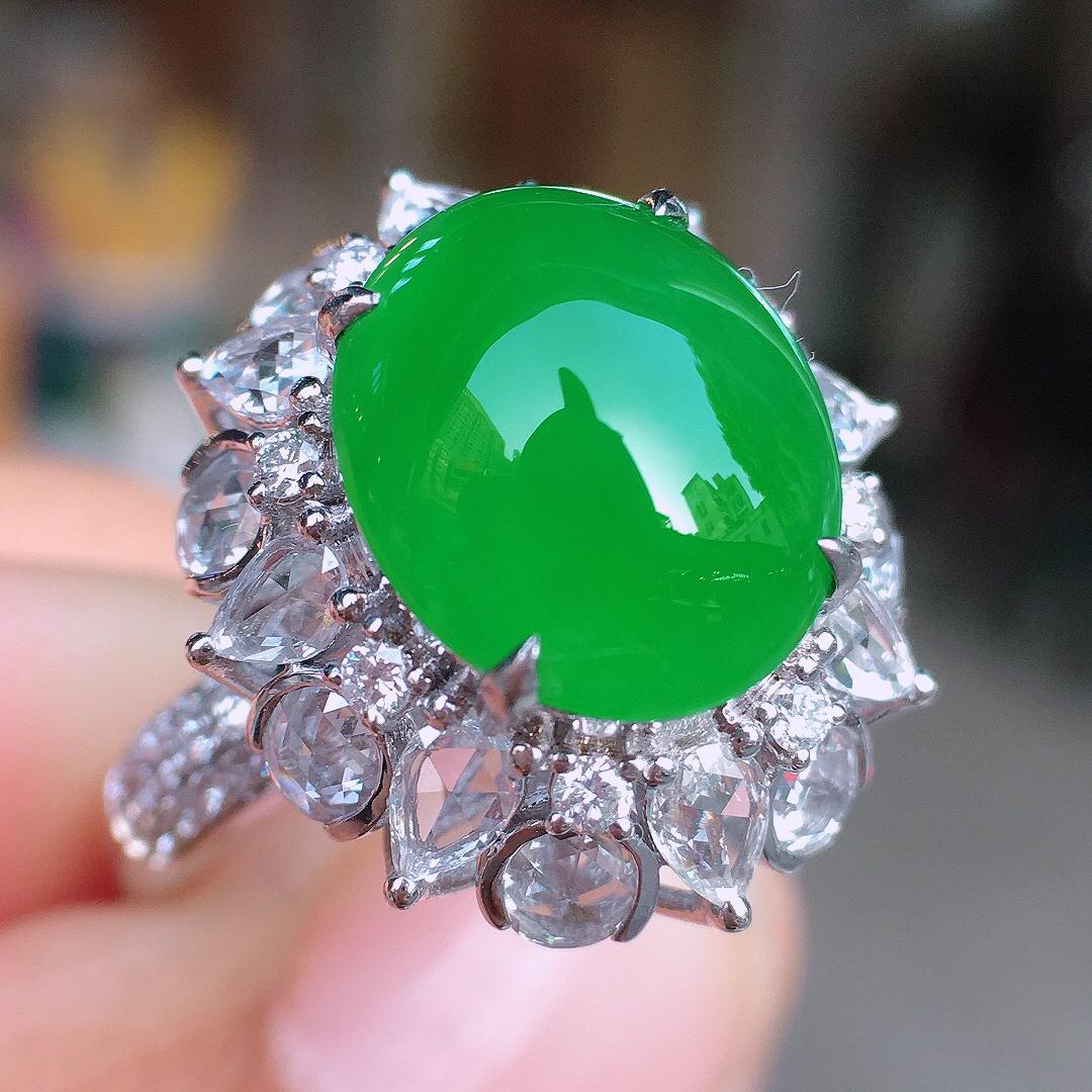 阳绿蛋面戒指，色泽均匀艳丽，玉质细腻，荧光感超
强，饱满圆润，尽显优雅气质，18k
金豪华镶嵌