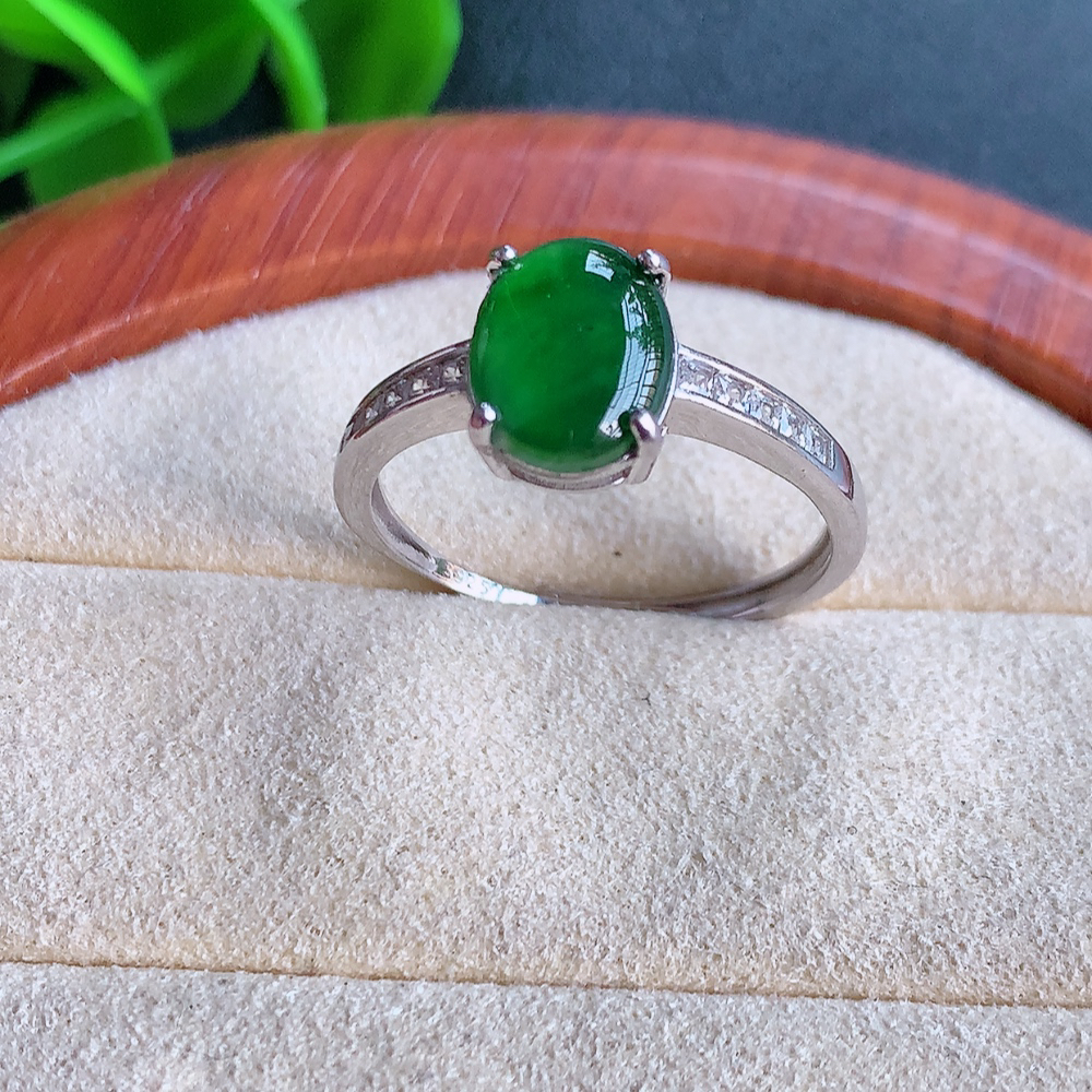 冰润满绿精美环形翡翠戒指  玉质细腻  冰清玉润  飘花灵动  颜色漂亮  W481.15   内径尺寸：18.5-10-5.2mm  裸石尺寸：10-7.5mm