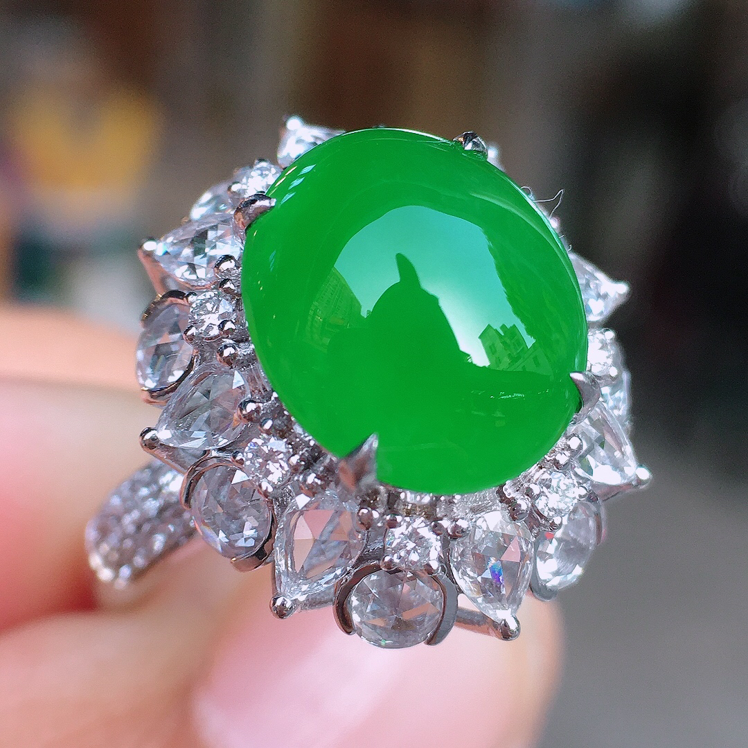 阳绿蛋面戒指，色泽均匀艳丽，玉质细腻，荧光感超
强，饱满圆润，尽显优雅气质，18k
金豪华镶嵌