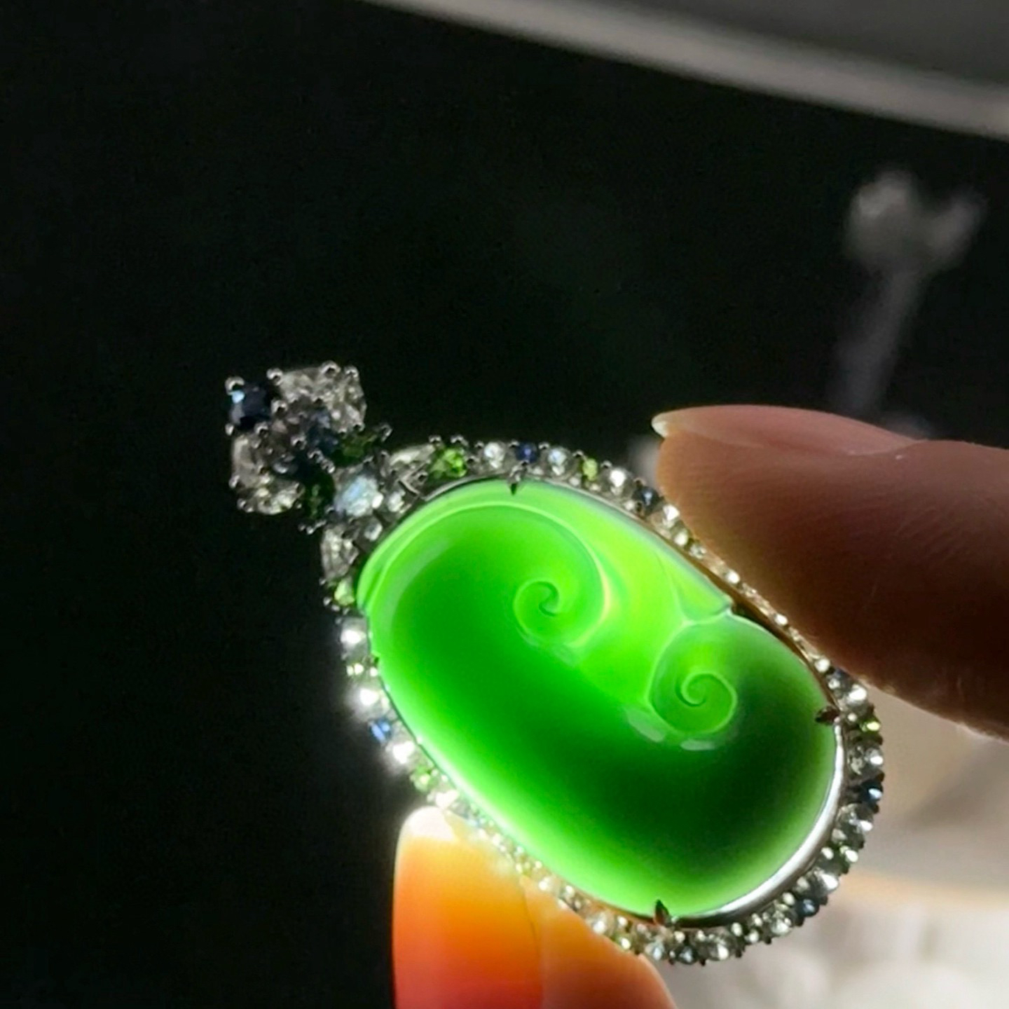 精品18k墨翠如意 种好色正 黑度极好 打灯通透 饱满大气