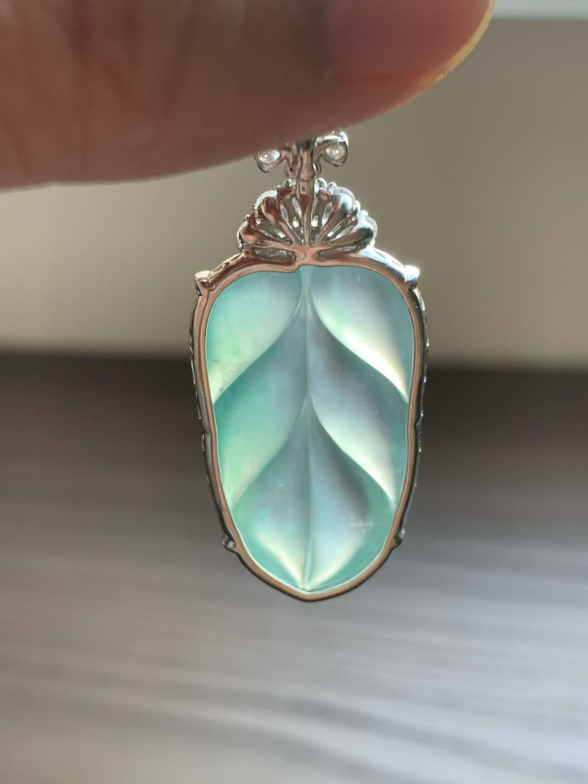 高冰强荧光晴底叶子
裸石31*19.5*6.5 整体42.5*19.5*8 
18k金钻石镶嵌