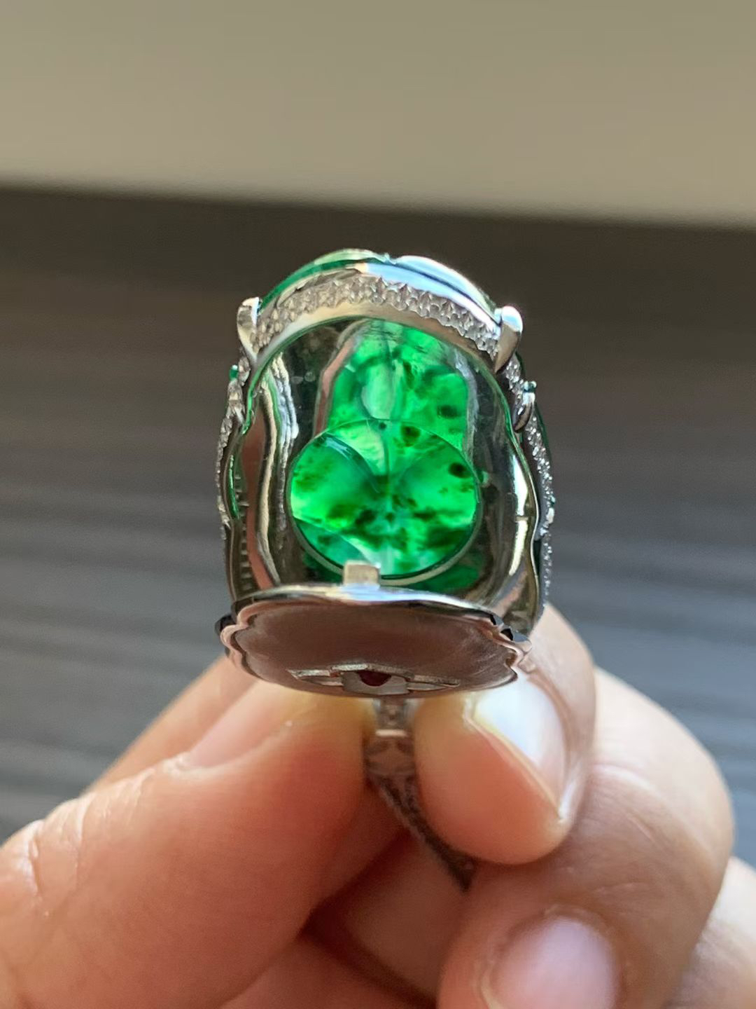 老坑花青叶子吊坠老坑种水，冰莹透亮，清润水足，颜色鲜辣，大气厚实！裸石39.5*21.5*6.5 整体48.5*21.5*9.5 
18k金钻石镶嵌