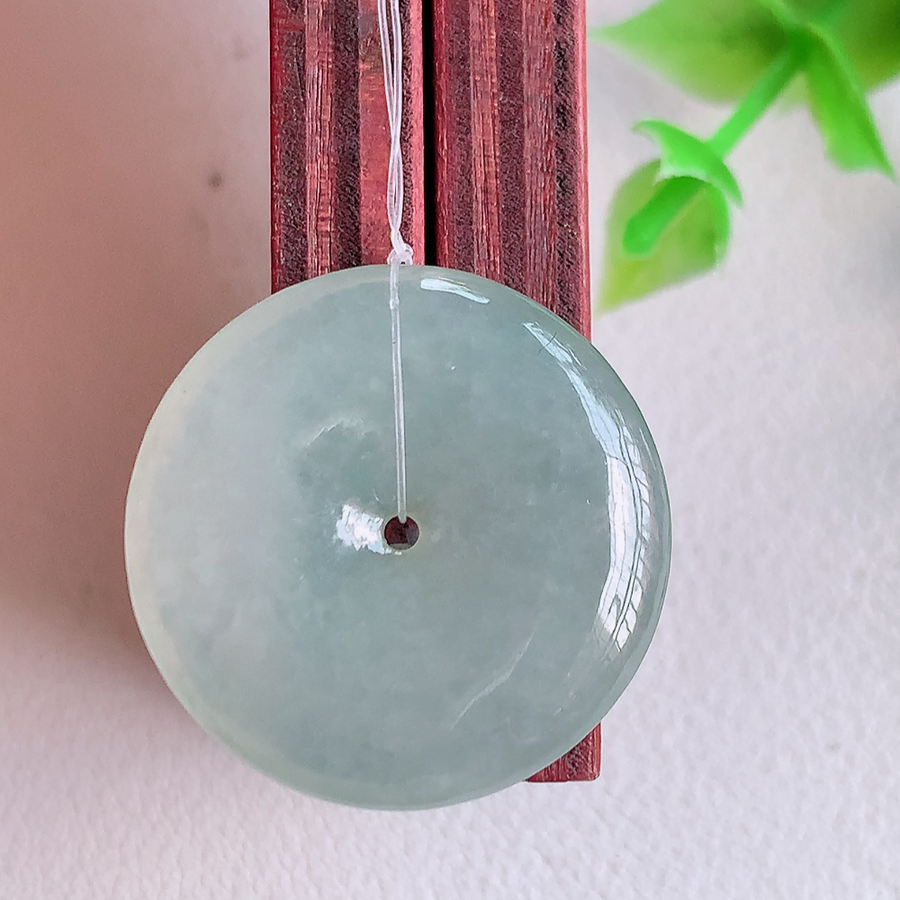 冰润平安扣吊坠，厚装饱满，冰润剔透，细腻水足，种质润泽，飘花灵动，佩戴优雅大气，W49.15   尺寸：23.5-4.5mm