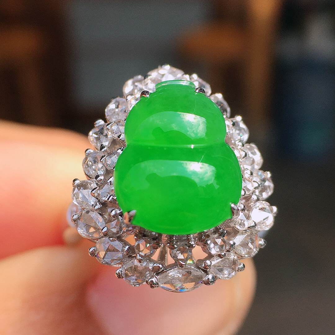 阳绿葫芦戒指/吊坠两用款，色泽均匀艳丽，玉质细腻，荧光感超
强，饱满圆润，尽显优雅气质，18k
金豪