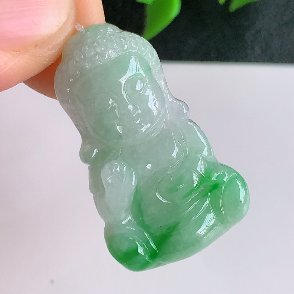 冰润精雕飘绿宝宝佛吊坠   雕琢宝宝佛，生动自然。似佛心性、如孩童心、天真佛性！众生皆有佛性，众佛皆有万般色相，成佛就是寻找真我。W49.15  尺寸：31.8-19.5-5.5mm