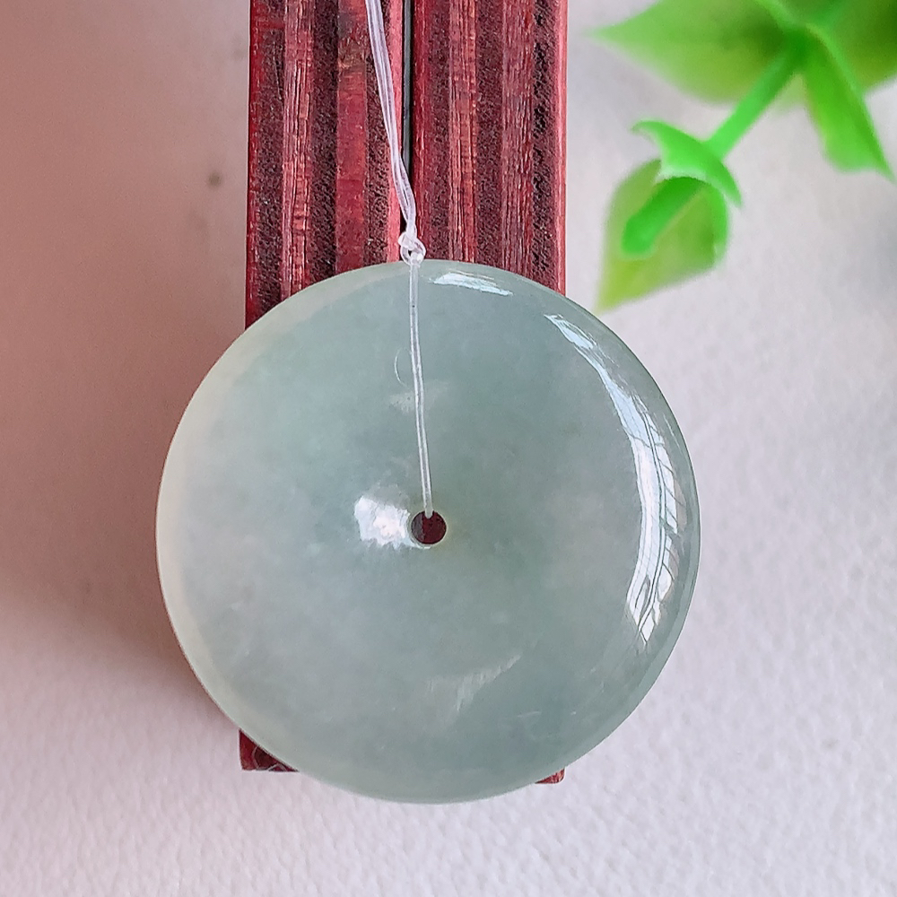 冰润平安扣吊坠，厚装饱满，冰润剔透，细腻水足，种质润泽，飘花灵动，佩戴优雅大气，W49.15   尺寸：23.5-4.5mm