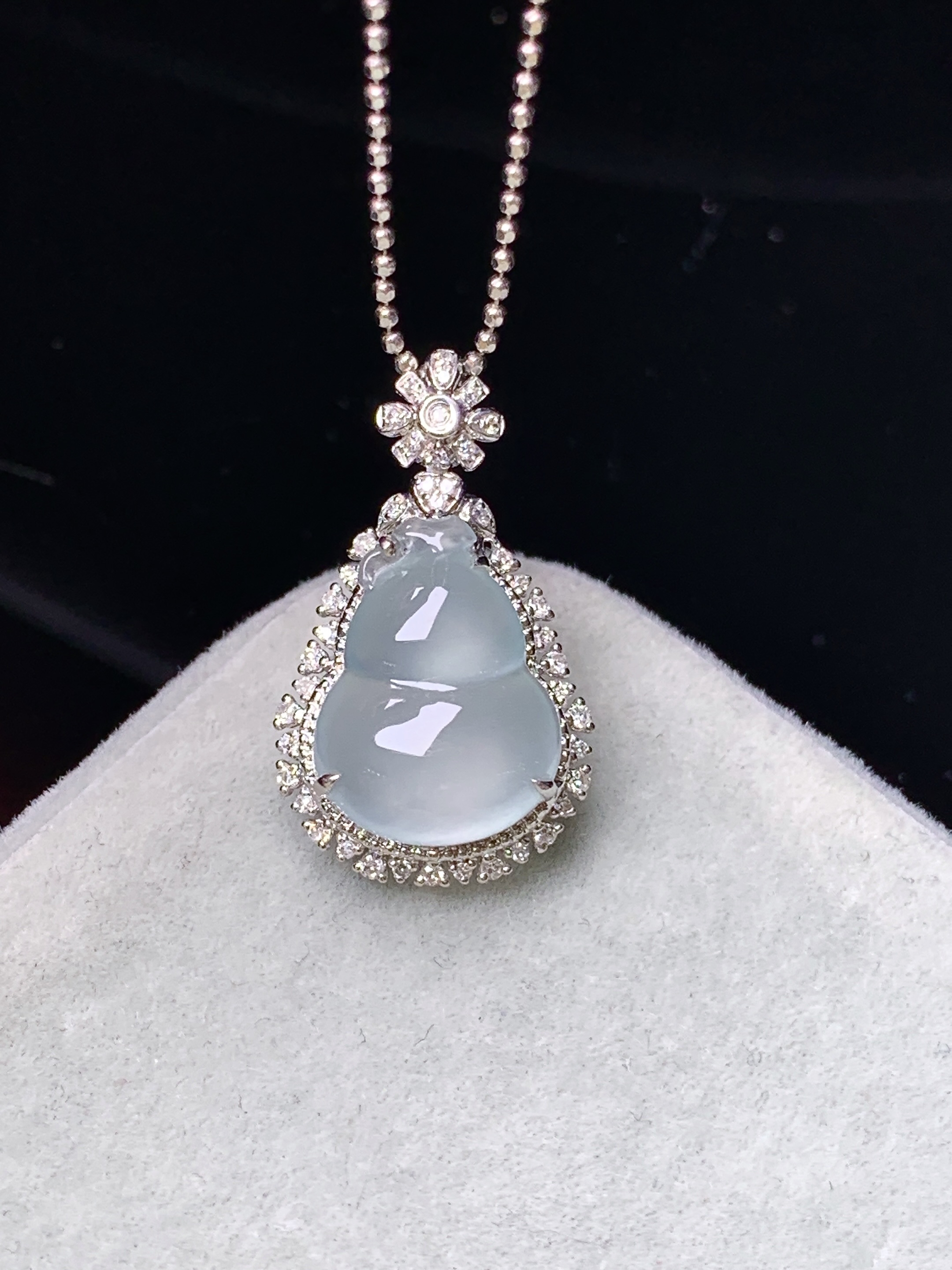 18k金钻镶嵌冰种葫芦吊坠 玉质细腻 色泽艳丽清新 水润亮眼 整体尺寸21.8*13*8c2