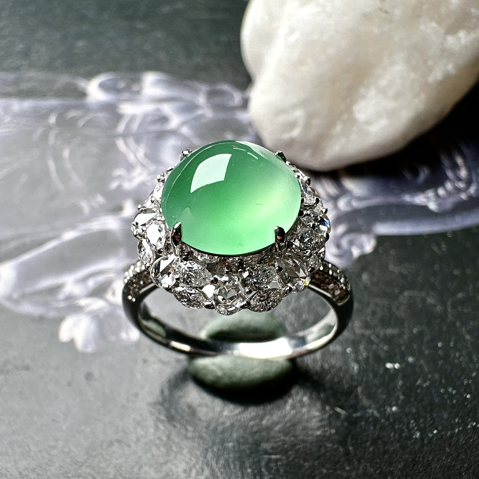 【冰种淡绿蛋面戒指】种水色俱全，冰透闪亮，通透感饱满度很好，18k金钻镶嵌，裸石尺寸9*4.7毫米，