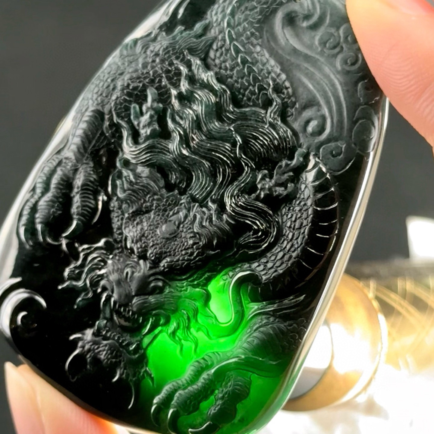 精品墨翠龙牌 种好色正 黑度好 打灯通透 油性十足