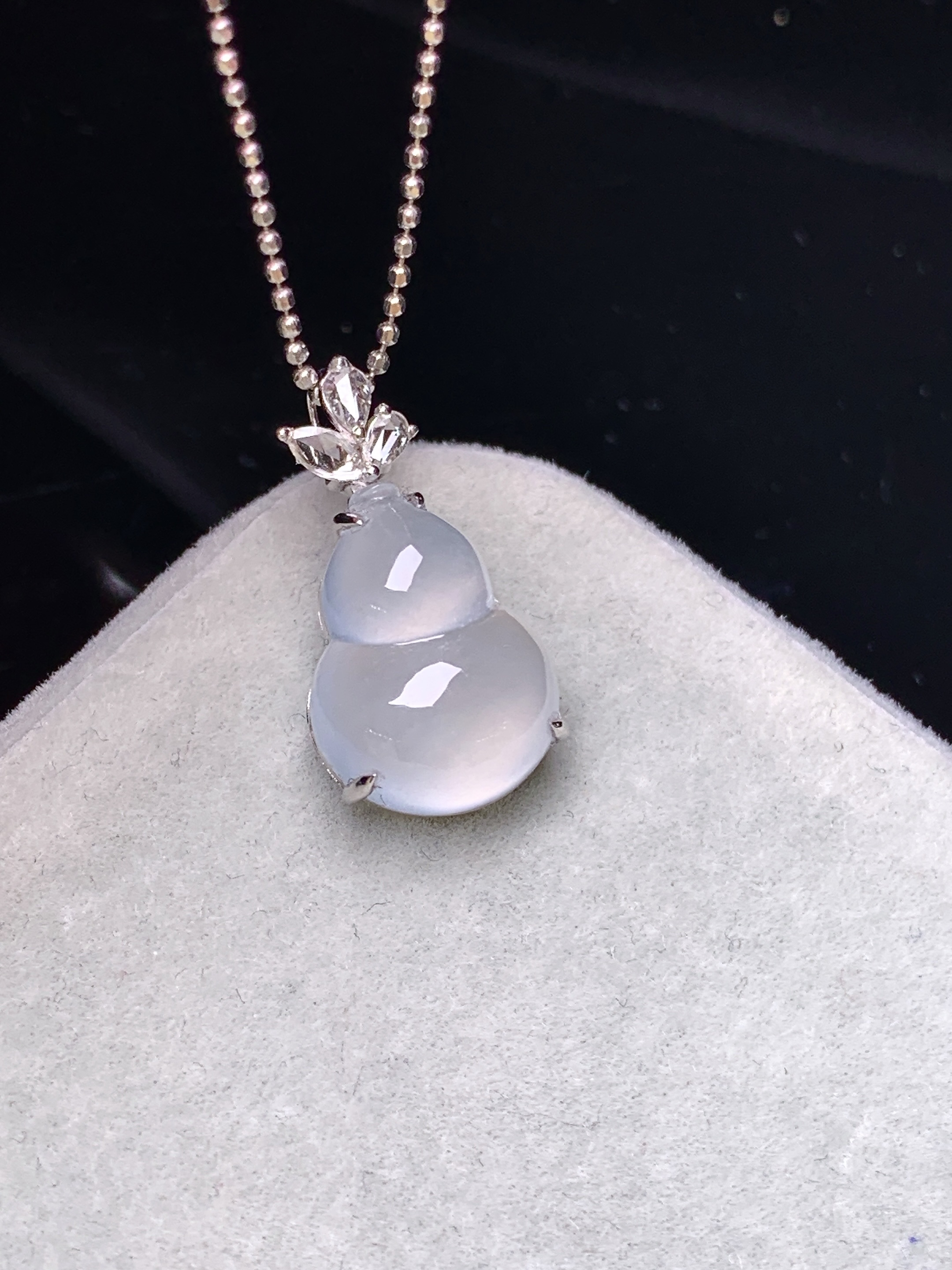 18k金钻镶嵌冰种葫芦吊坠 玉质细腻 色泽艳丽清新 水润亮眼 整体尺寸19.5*10.5*7c2