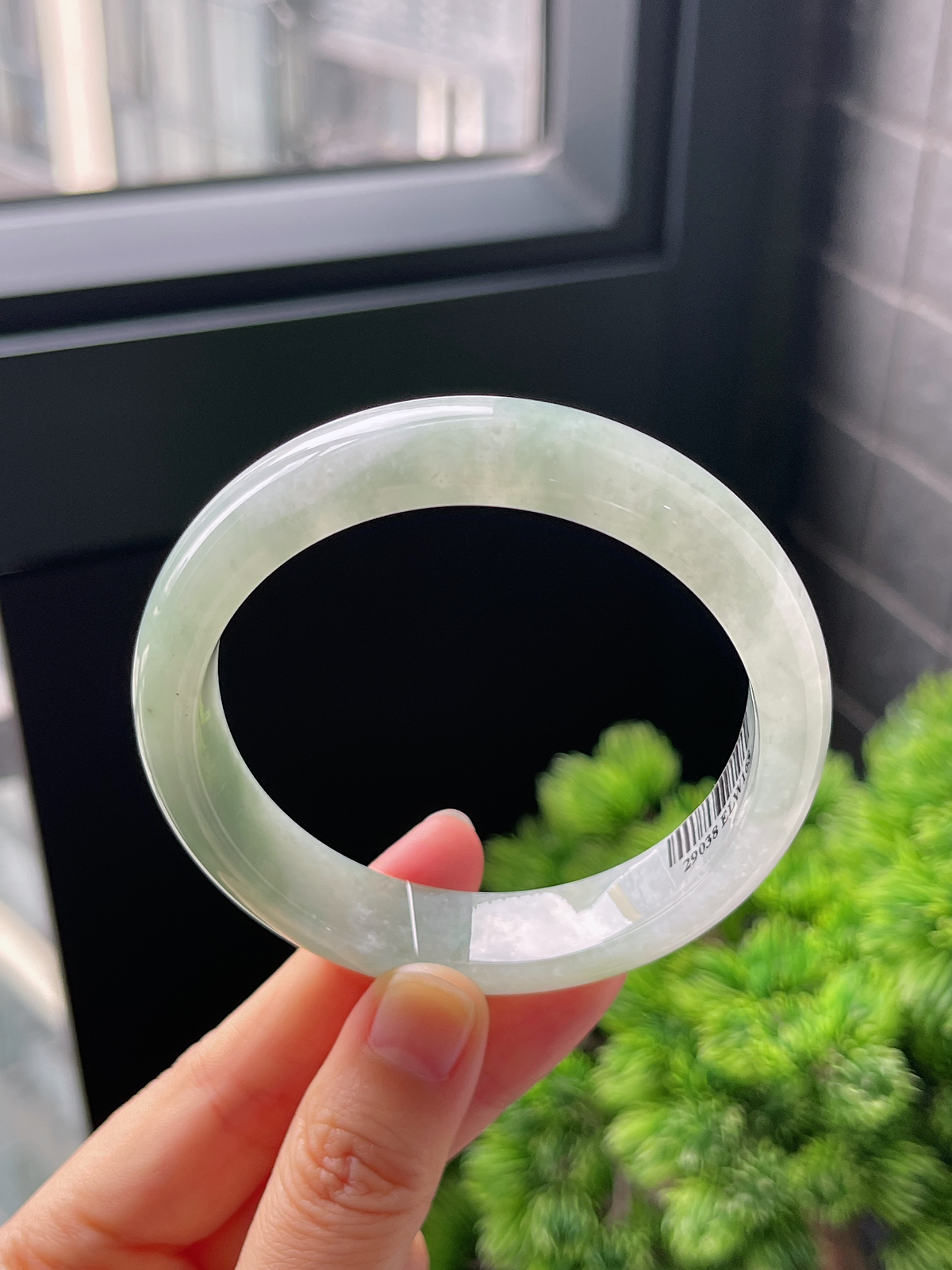 正圈57.8圈口，翡翠冰糯种飘绿手镯