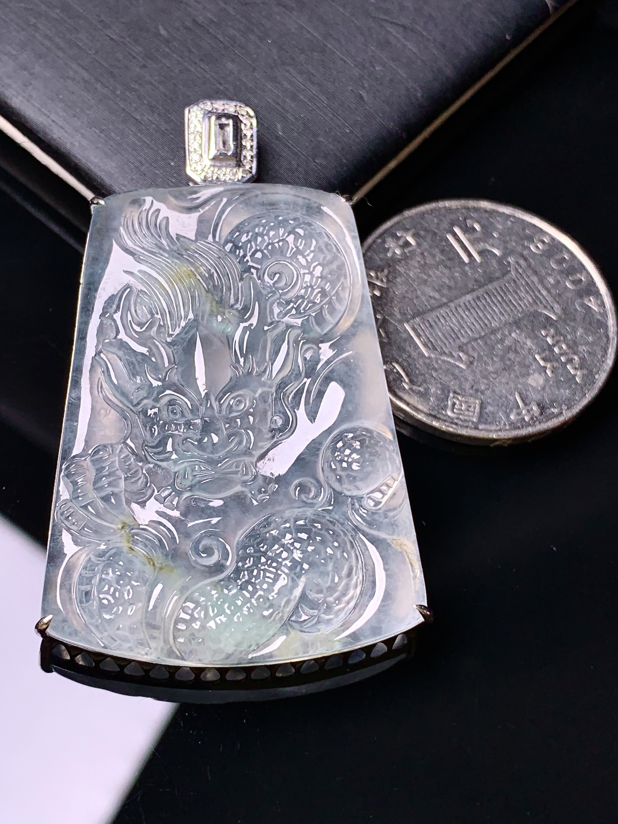 18k金钻镶嵌冰种龙牌吊坠 玉质细腻 色泽艳丽清新 水润亮眼 整体尺寸47.8*30*6.3f2