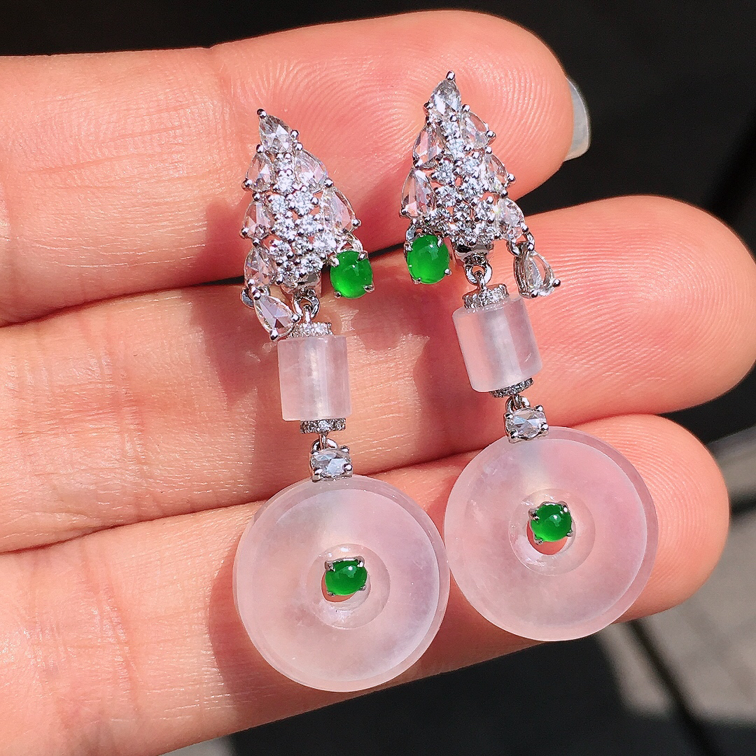 冰种平安扣耳坠，玉质细腻，荧光感超
强，饱满圆润，尽显优雅气质，18k
金豪华镶嵌